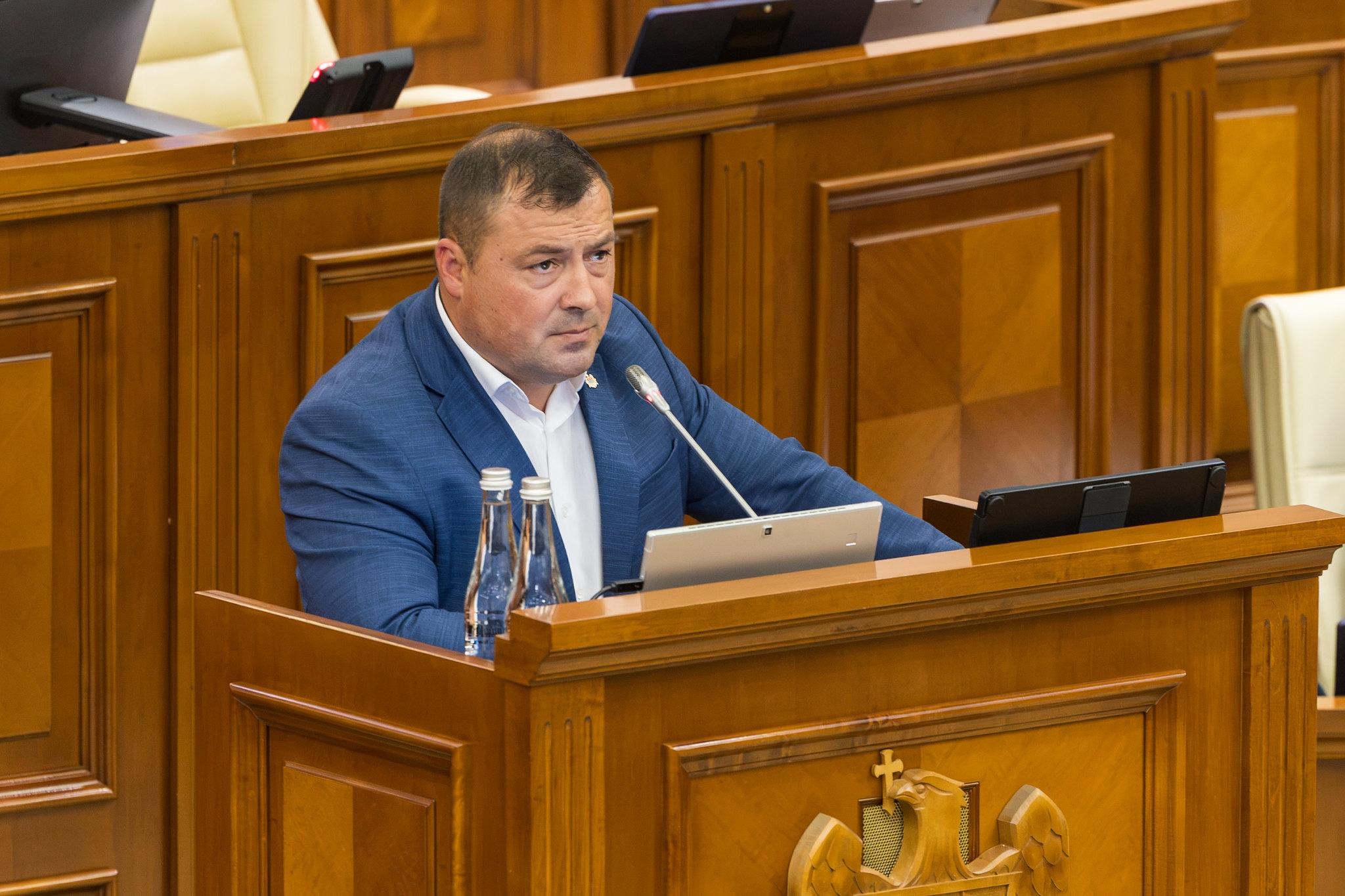 Serghei Ivanov: Deficitul ajunge la 23 de miliarde, se taie din agricultură, iar profesorii primesc cu mai puțin decât cheltuielile de protocol ale șefilor de comisii. Să vă fie rușine! Unde-s banii?!
