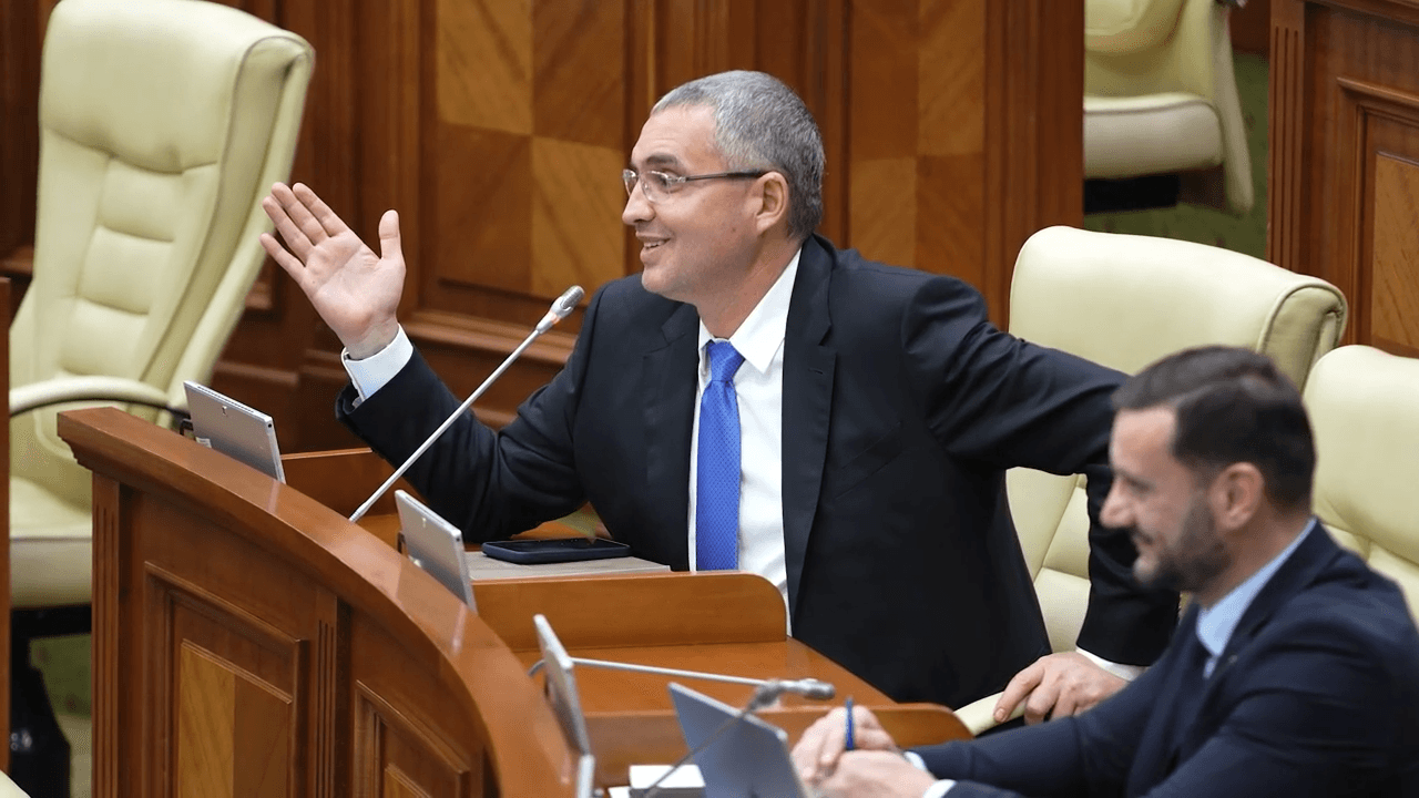 Constantin Cuiumju reiterează în plenul Parlamentului extinderea scutirii de TVA până la 3,2 milioane de lei, iar Renato Usatîi vine cu soluția financiară: cetățenie prin investiții care poate aduce 10 miliarde în buget