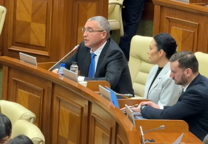 Renato Usatîi: Uneori am impresia că Guvernul nu e în criză, ci „în modul de economisire a energiei” — funcționează, dar fără sunet