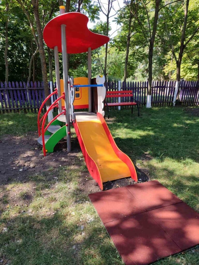 Renato Usatîi continuă investițiile în infrastructura sătească: Un teren de joacă modern a fost inaugurat la Fundurii Vechi, Glodeni (1)