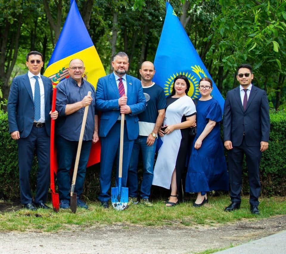 La Bălți, cu sprijinul Ambasadei Kazahstanului, va apărea un nou scuar. Primarul din partea Partidului Nostru, Alexandr Petkov: proiectele de amenajare vor fi realizate în tot orașul. (3)