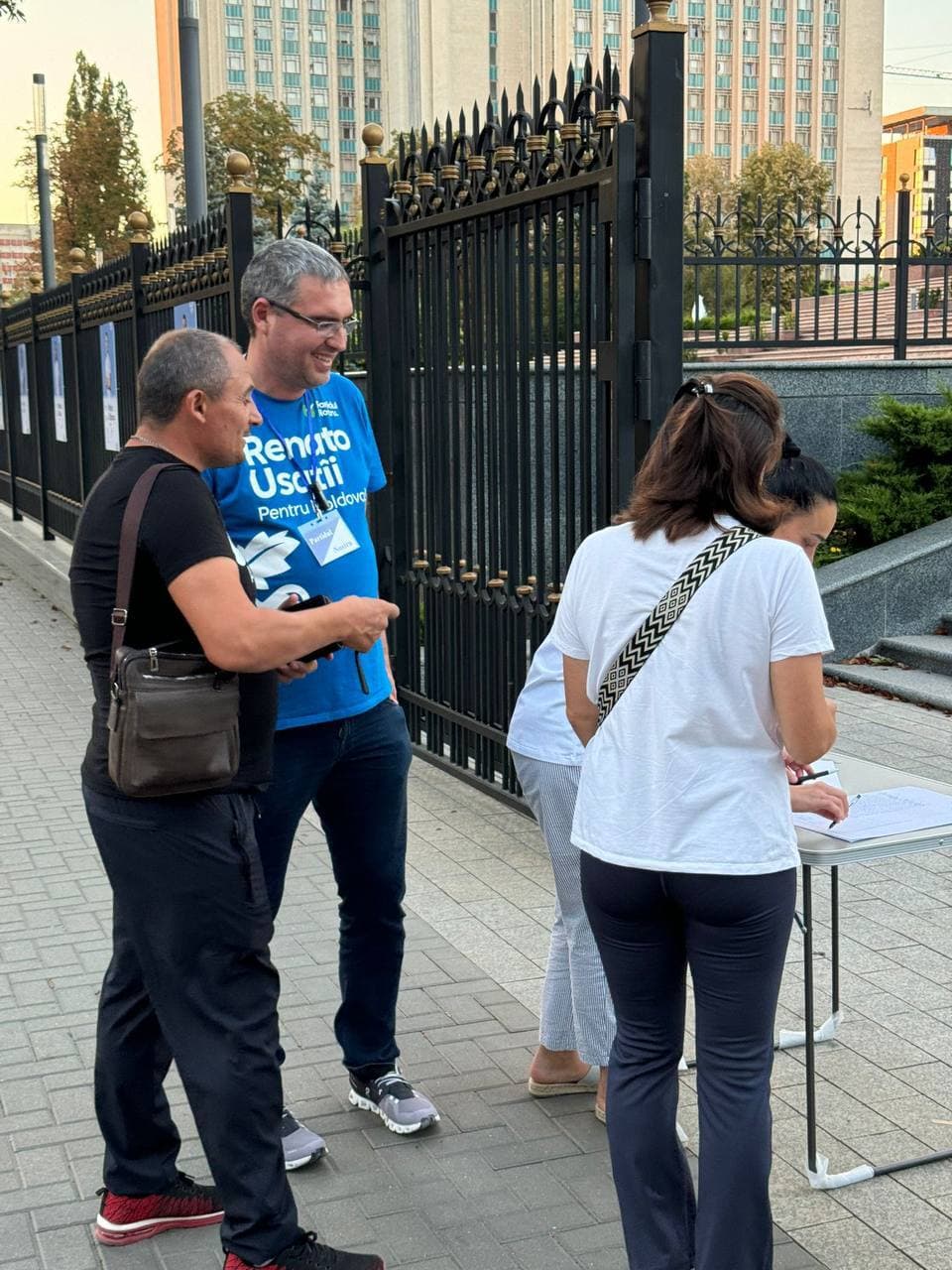 Renato Usatîi a dat start colectării semnăturilor chiar în fața Președinției – unde va fi viitorul său loc de muncă în calitate de președinte al țării  (5)