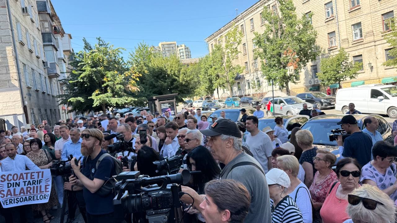 (FOTO/VIDEO) Constantin Cuiumju: „În România gazul este aproape de două ori mai ieftin decât vor să-l facă în Moldova”. Deputații Partidului Nostru au protestat în fața ANRE (3)