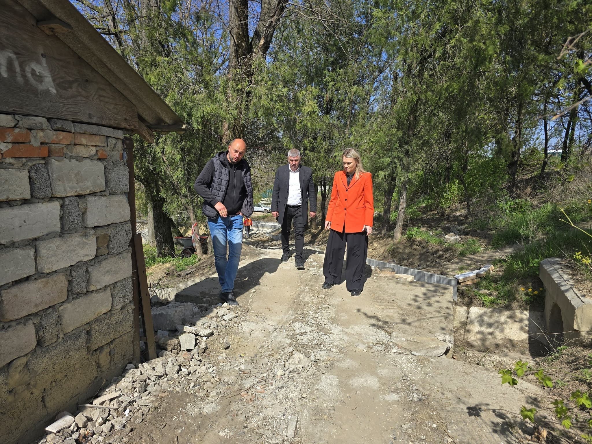 Reconstrucție cu implicare directă: primarul Nina Cereteu verifică stadiul lucrărilor de modernizare a infrastructurii în Drochia (1)