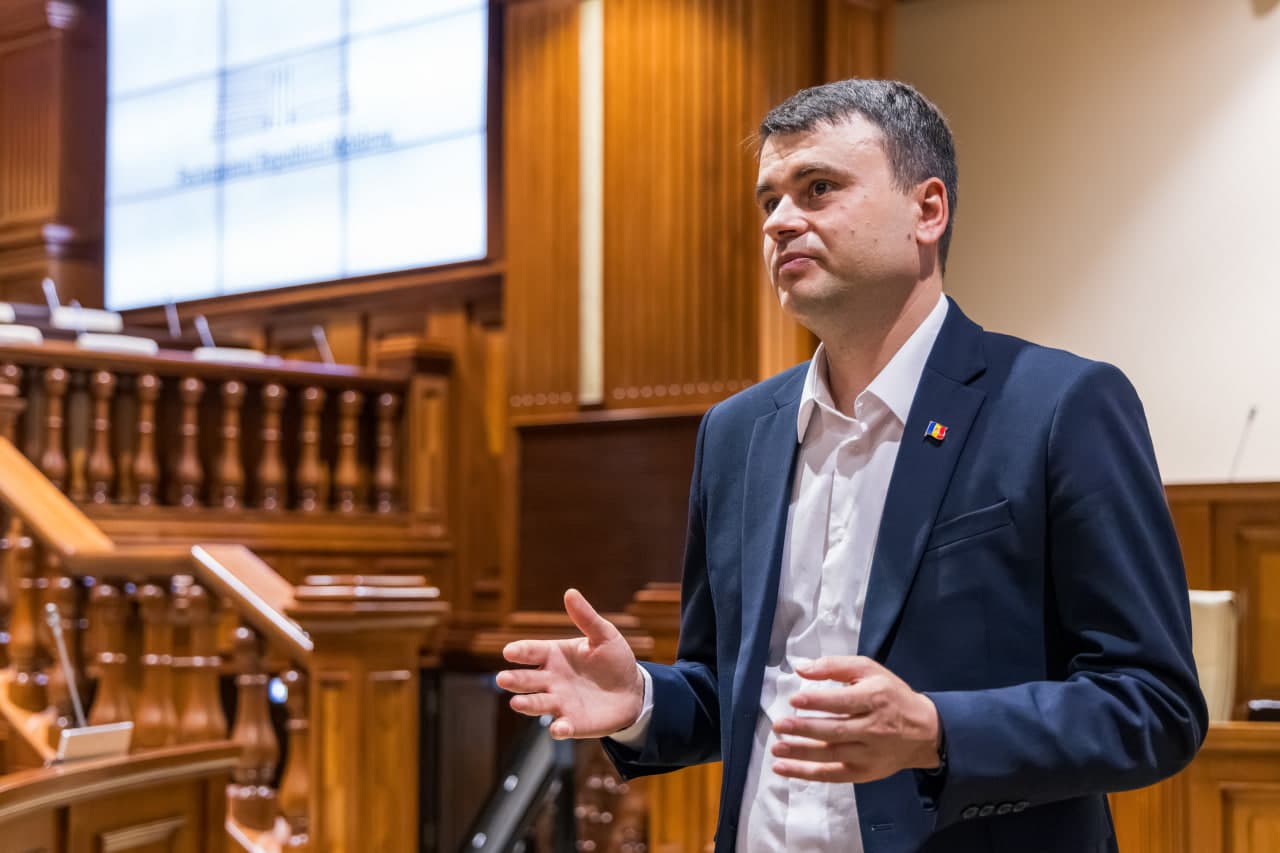 Alexandr Berlinschii – radiografia politicii economice a PAS: „În 30 de ani, Republica Moldova a acumulat datorii de 70 de miliarde, dar în 5 ani de guvernare ați dublat-o!”