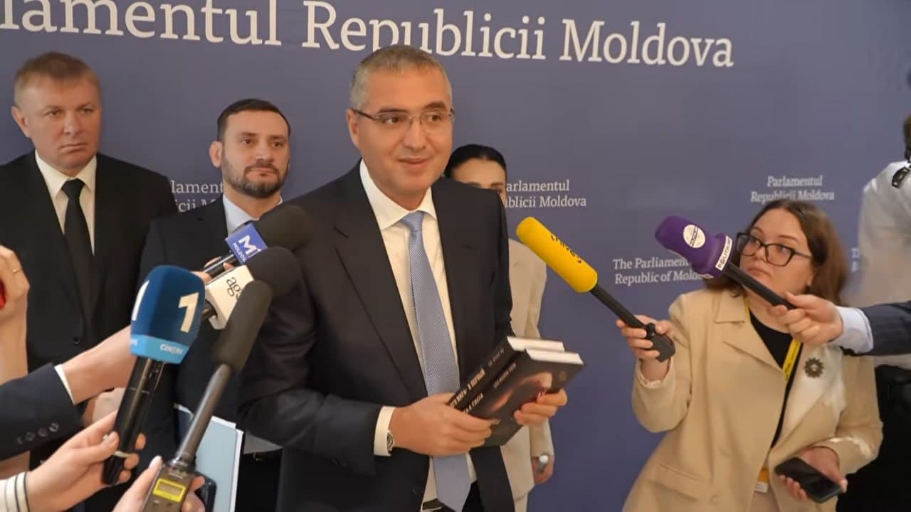 Cum a promis, Renato Usatîi le-a oferit deputaților cartea „Din lumea a treia în prima”, despre succesul Singaporeului