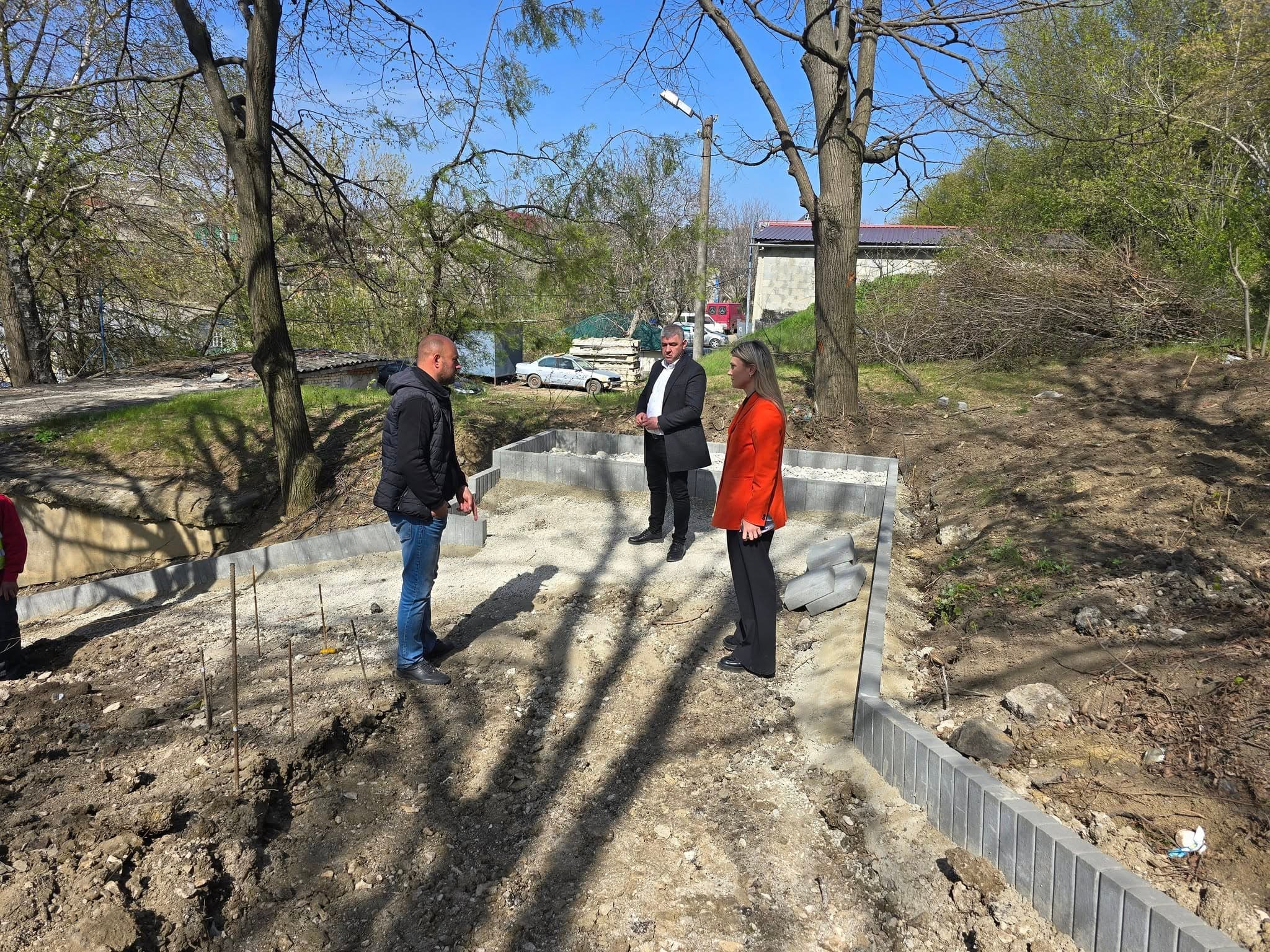 Reconstrucție cu implicare directă: primarul Nina Cereteu verifică stadiul lucrărilor de modernizare a infrastructurii în Drochia (3)