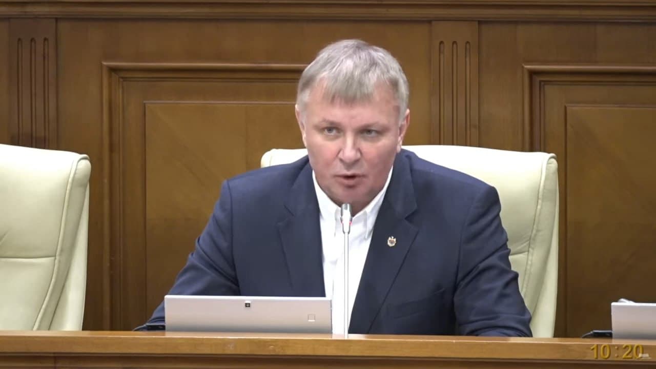 Deputatul Partidului Nostru, Constantin Cuiumju, a cerut audieri în plen pe tema stopării programului „Prima Casă”. PAS s-a opus