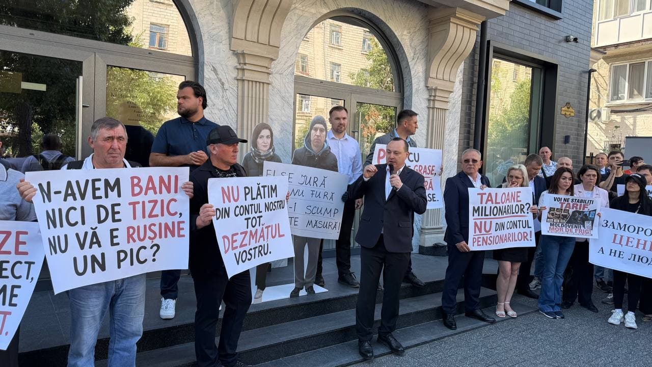 (FOTO/VIDEO) Constantin Cuiumju: „În România gazul este aproape de două ori mai ieftin decât vor să-l facă în Moldova”. Deputații Partidului Nostru au protestat în fața ANRE (2)