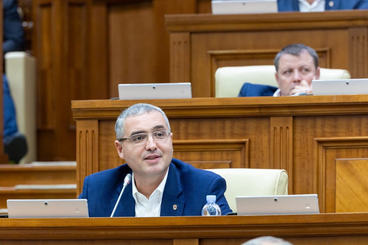 Președintele Fracțiunii Partidului Nostru, Renato Usatîi, va propune modificarea regulamentului Parlamentului pentru eficientizarea activității deputaților