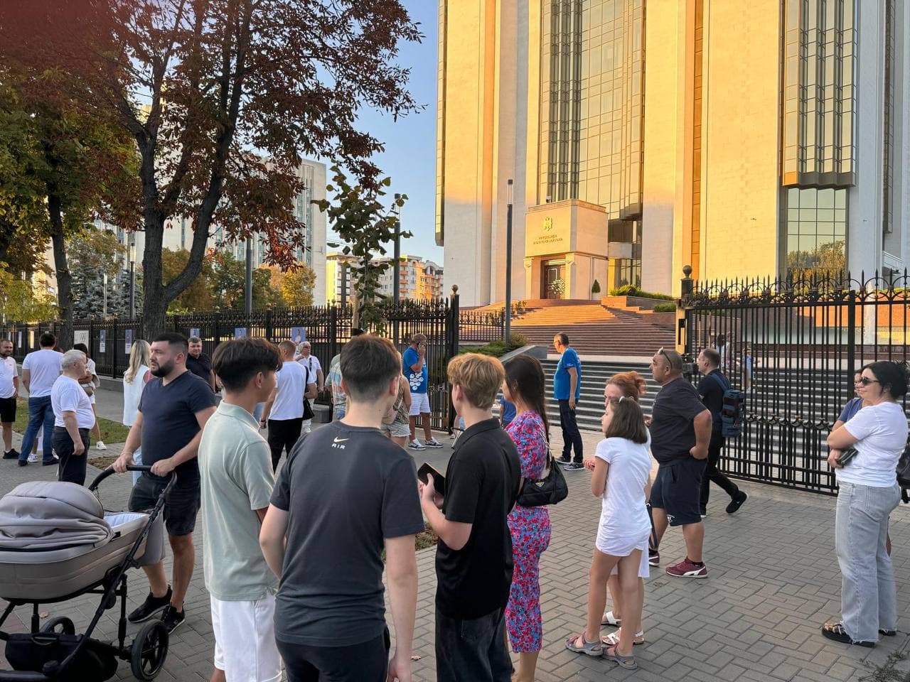 Renato Usatîi a dat start colectării semnăturilor chiar în fața Președinției – unde va fi viitorul său loc de muncă în calitate de președinte al țării  (1)