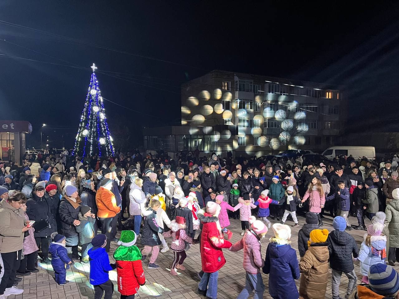 (FOTO) Orașele și satele conduse de primarii Partidului Nostru, pregătite frumos pentru sărbători! (15)