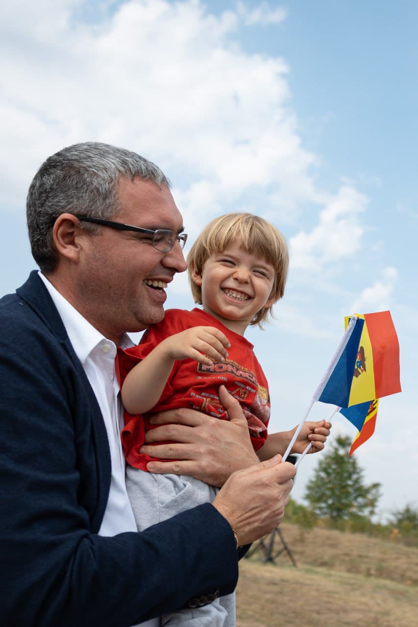 De Ziua Independenței, Renato Usatîi a arborat un drapel imens pe cel mai înalt punct geografic din Republica Moldova – dealul de la Bălănești  (1)