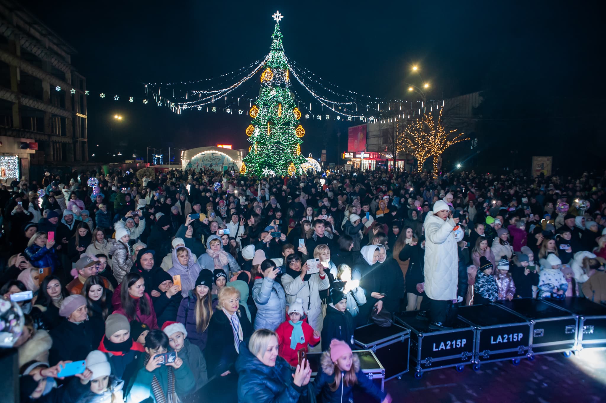 Renato Usatîi a făcut un nou cadou municipiului Bălți – Pomul de Crăciun, iluminatul festiv și decorațiuni (10)