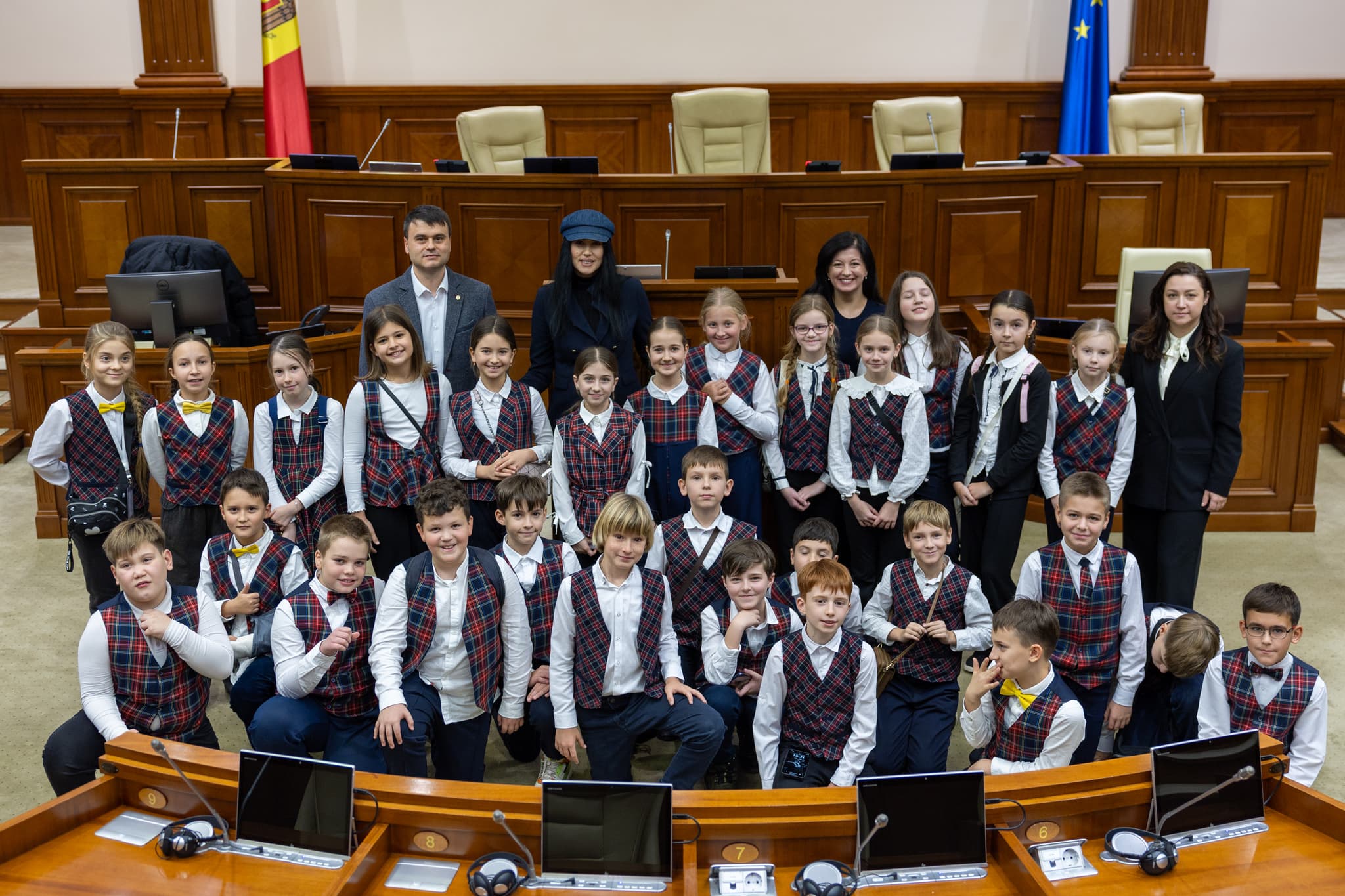 19.11.2025 – MP Alexandr Berlinschii interacted with young visitors to the Parliament