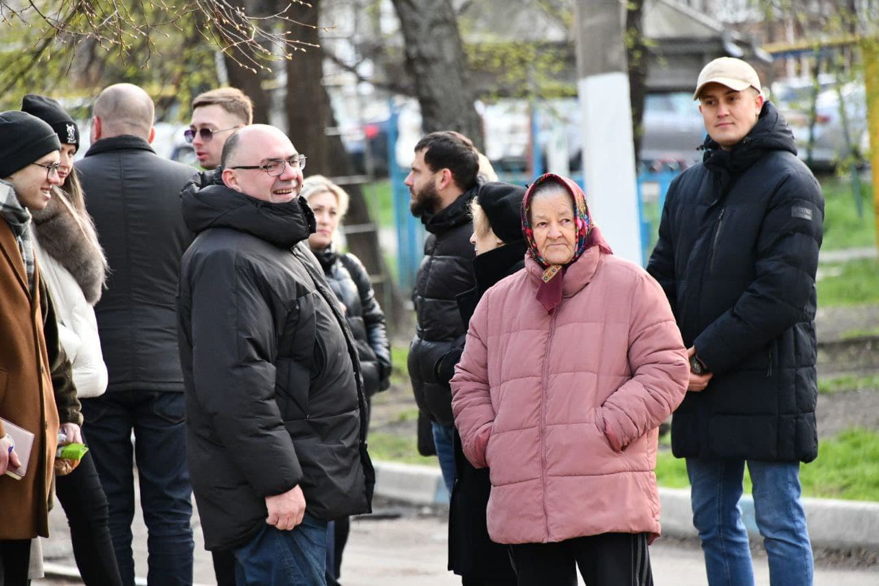 Echipa Partidului Nostru și primarul de Bălți, Alexandr Petkov, au discutat cu locuitorii cartierului „Rândunica” despre reparația străzilor și planurile de dezvoltare a orașului (7)