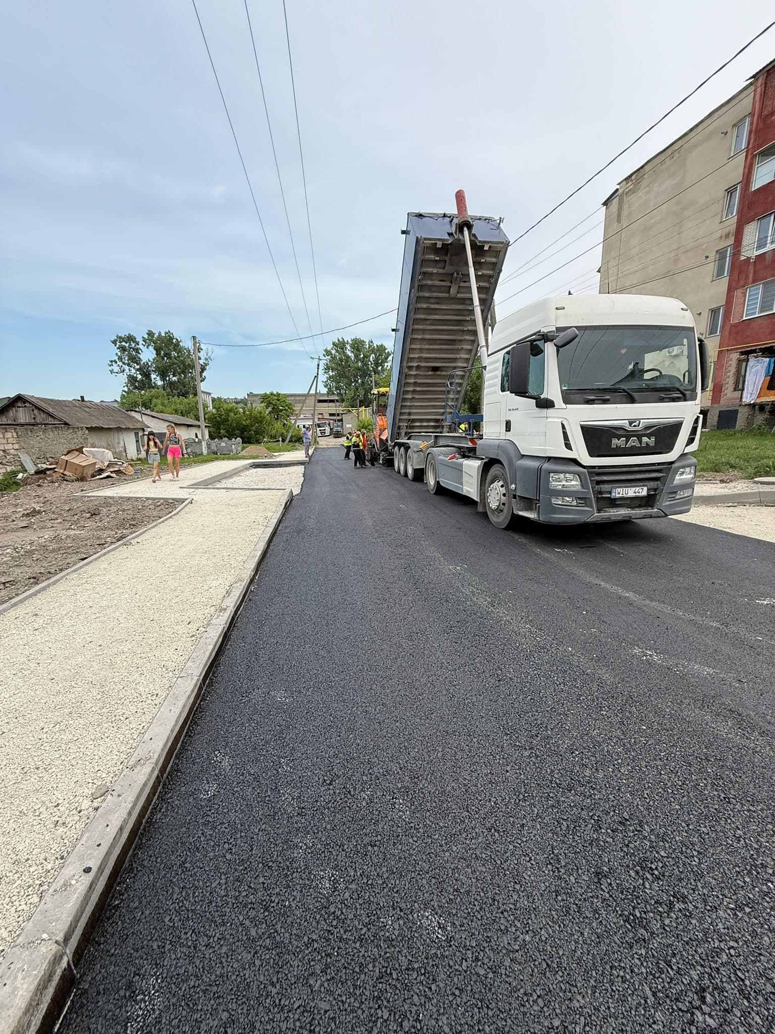 La Bălți se apropie de final reparația unui nou tronson important de drum (3)