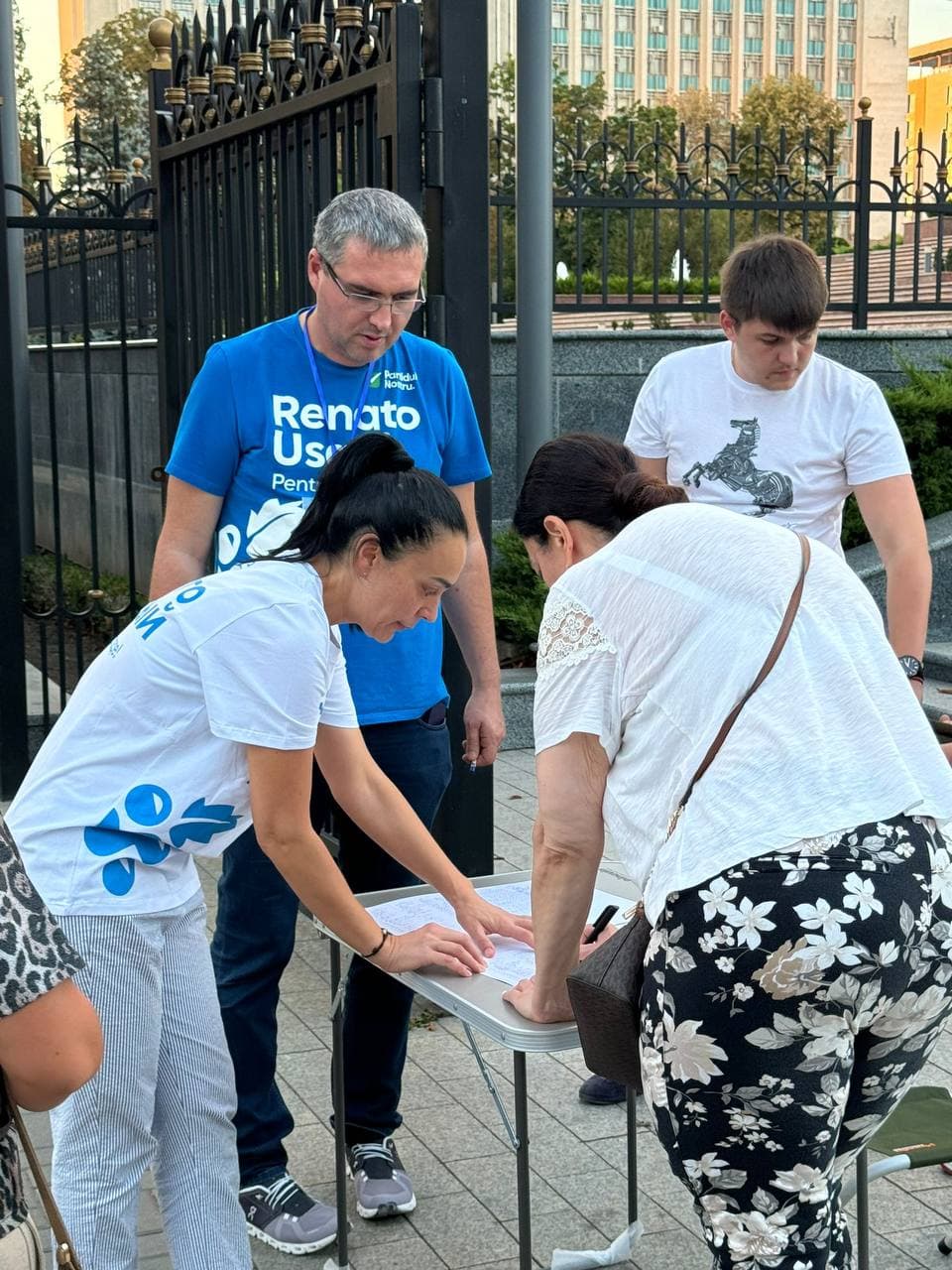 Renato Usatîi a dat start colectării semnăturilor chiar în fața Președinției – unde va fi viitorul său loc de muncă în calitate de președinte al țării  (2)