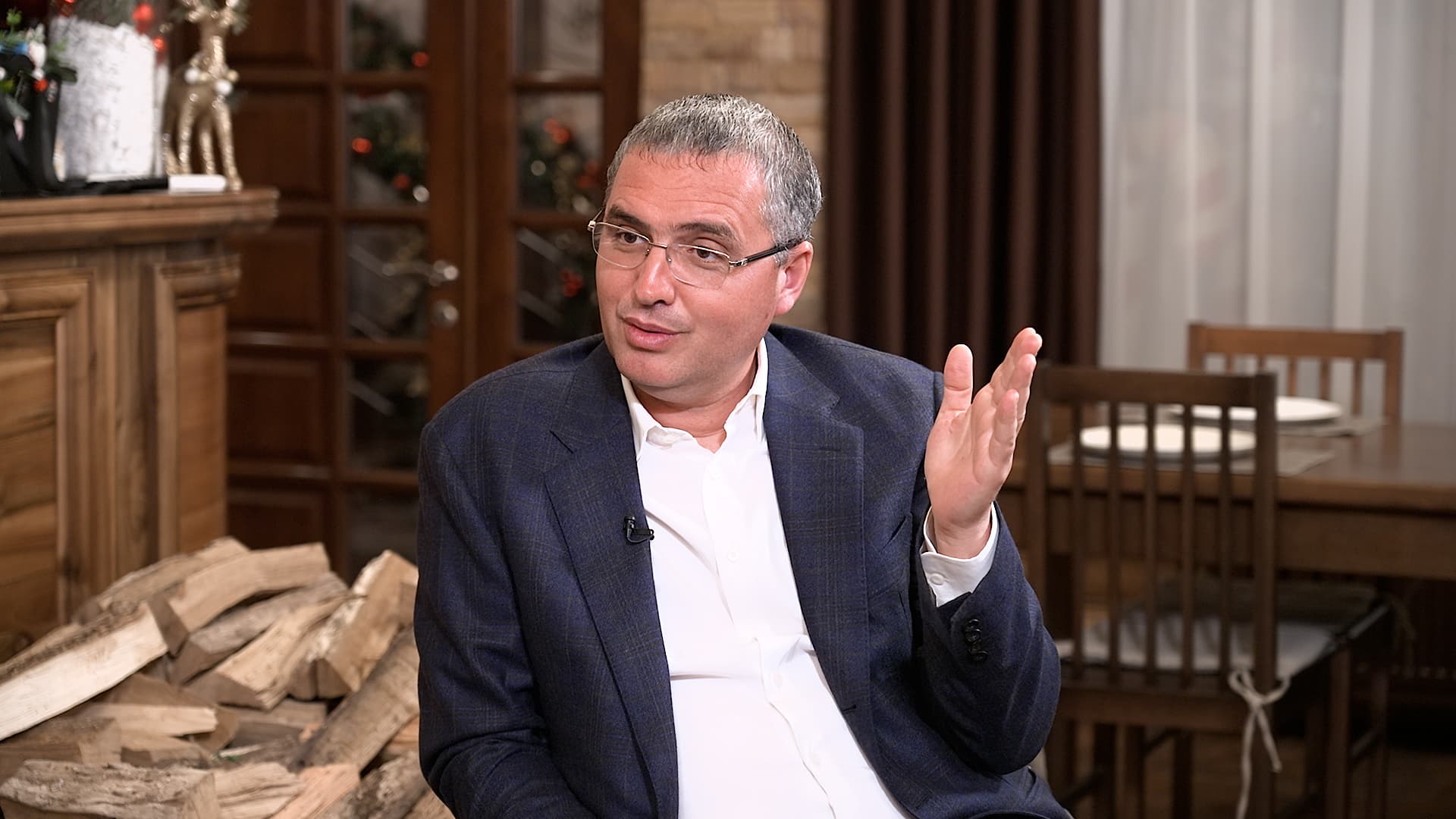 "OUR PARTY" LEADER: AUTHORITIES ARE NOT EVEN ABLE TO BUY DECENT CHAIRS AND TABLES FOR CAFE AT AIRPORT