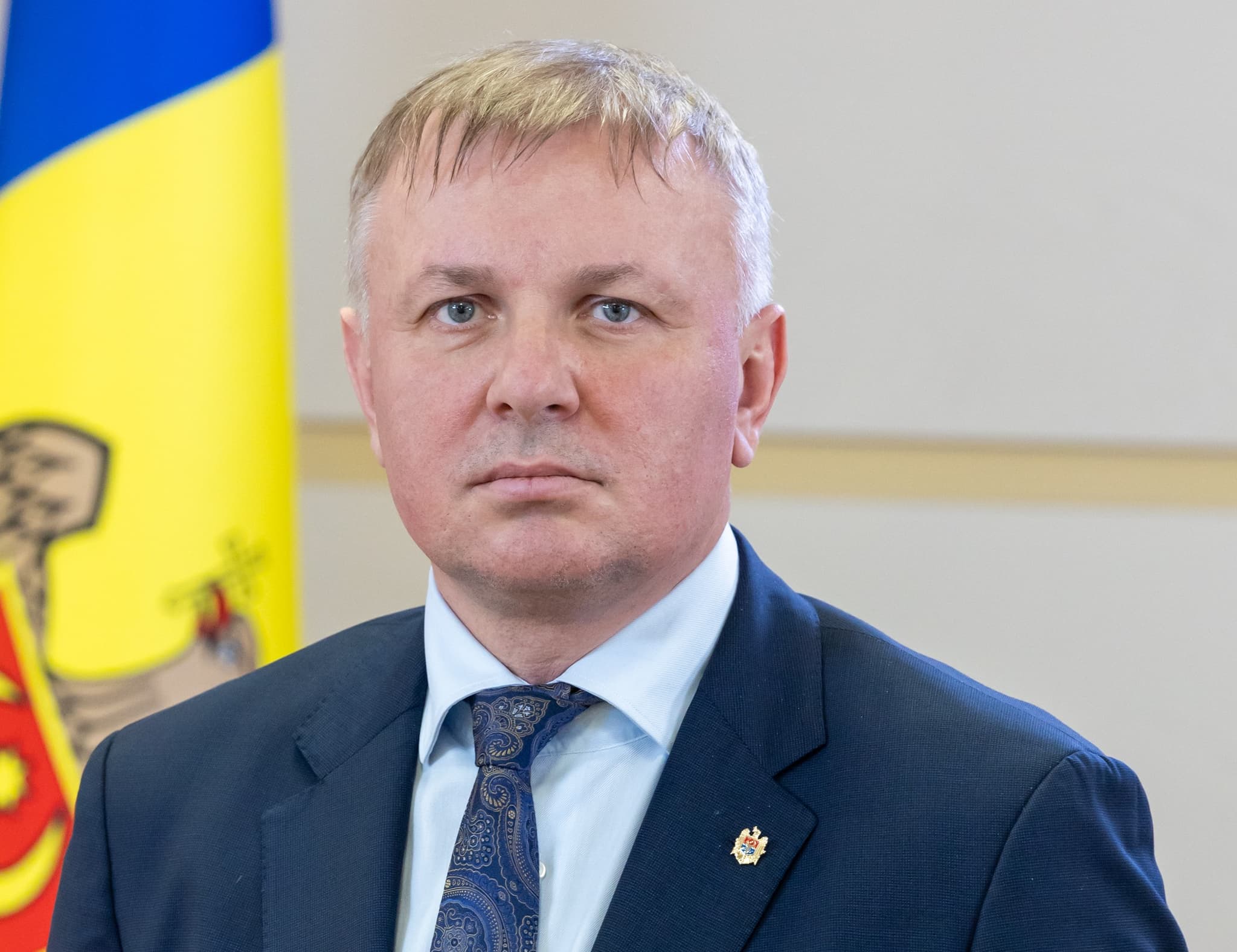 Deputatul Partidului Nostru Constantin Cuiumju cere tăieri mai dure ale „salariilor nesimțite” la șefii ANRE, CNPF și ANRCETI
