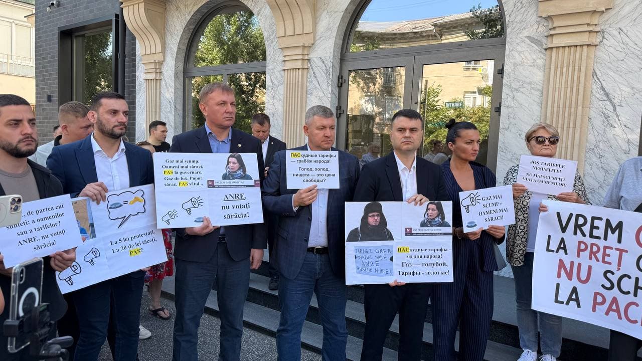 (FOTO/VIDEO) Constantin Cuiumju: „În România gazul este aproape de două ori mai ieftin decât vor să-l facă în Moldova”. Deputații Partidului Nostru au protestat în fața ANRE (5)