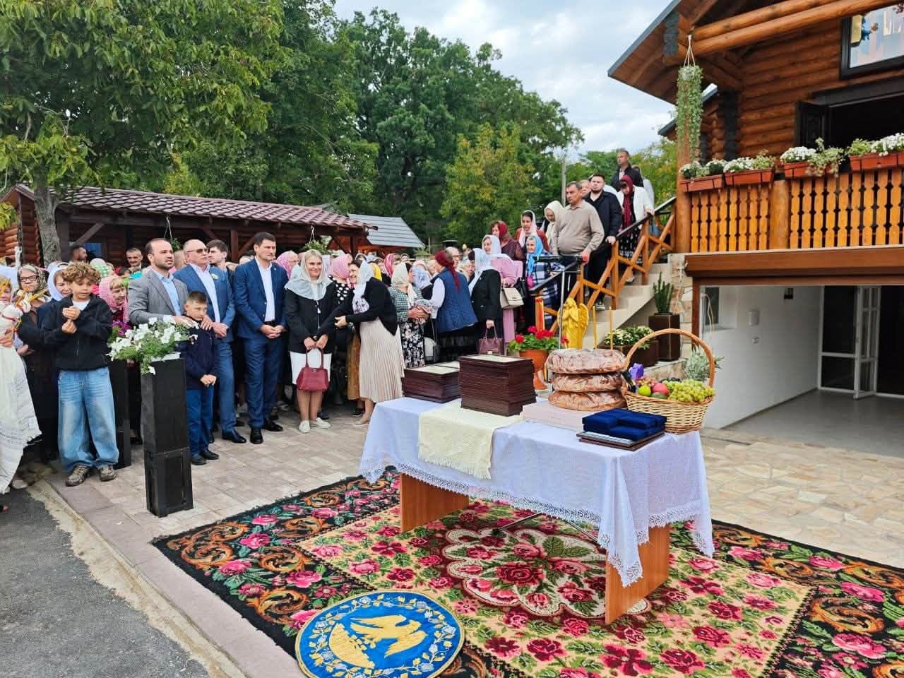 Deputații și primarii Partidului Nostru au marcat Hramul la Rîșcani alături de Victor Bogatico și comunitate, într-o zi de sărbătoare cu evenimente sportive, artistice și inaugurarea unei noi biserici de lemn (16)