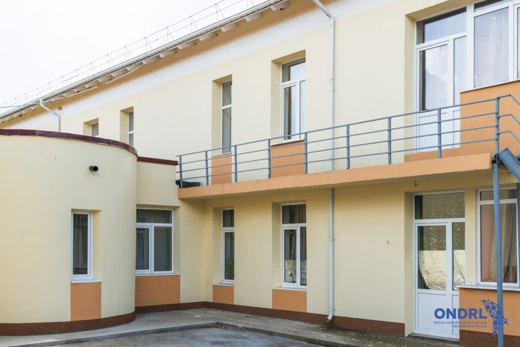 Angajamente îndeplinite! Un nou oficiu poștal, stație de așteptare, grădiniță și gimnaziu reparate în satul Ilenuța, raionul Fălești (1)