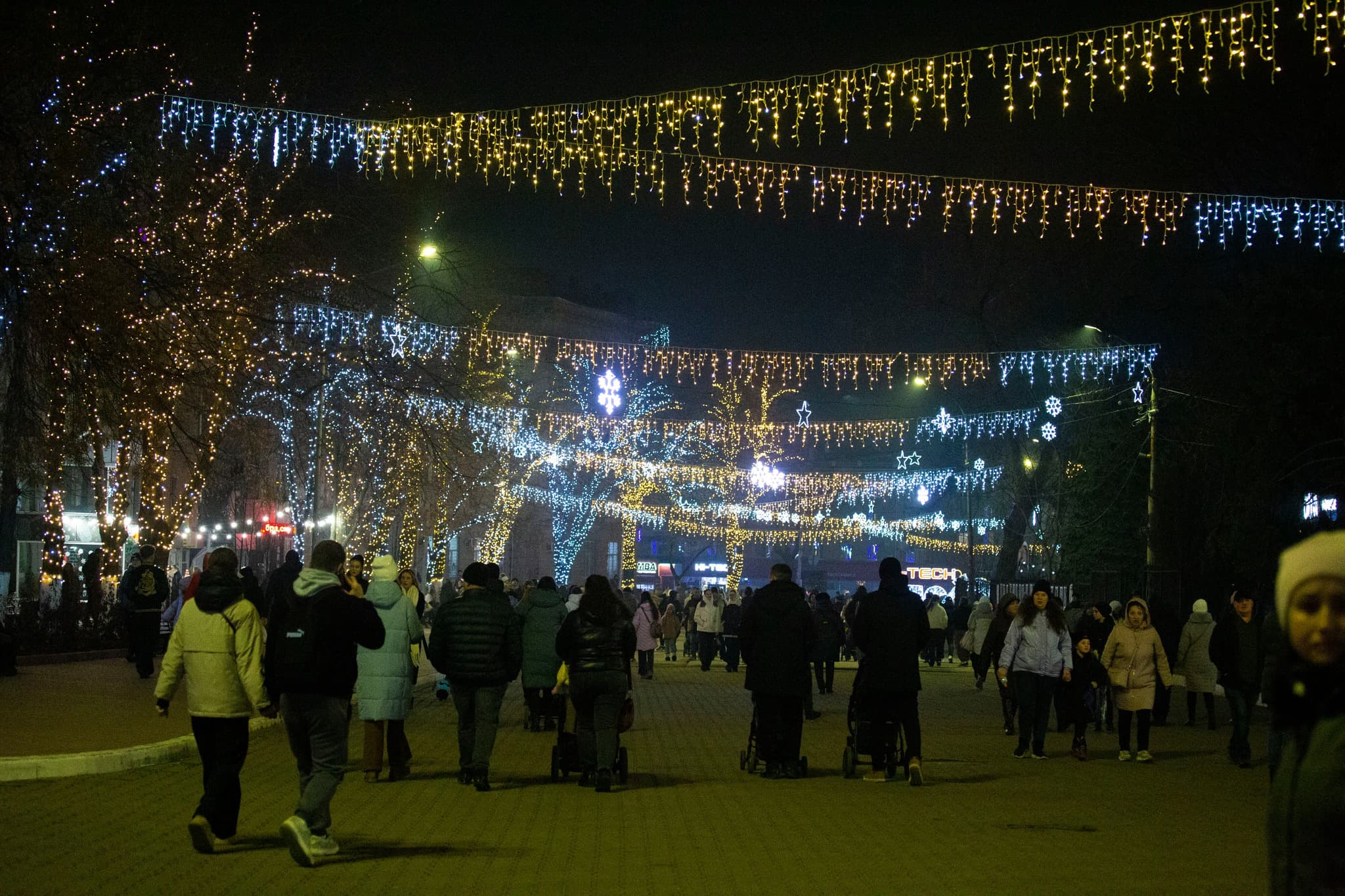 Renato Usatîi a făcut un nou cadou municipiului Bălți – Pomul de Crăciun, iluminatul festiv și decorațiuni (7)