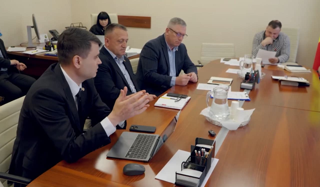 Încă o comisie parlamentară a susținut proiectul Partidului Nostru privind majorarea scutirilor de taxe vamale pentru colete, de la 150 până la 500 de euro. PAS a votat contra 