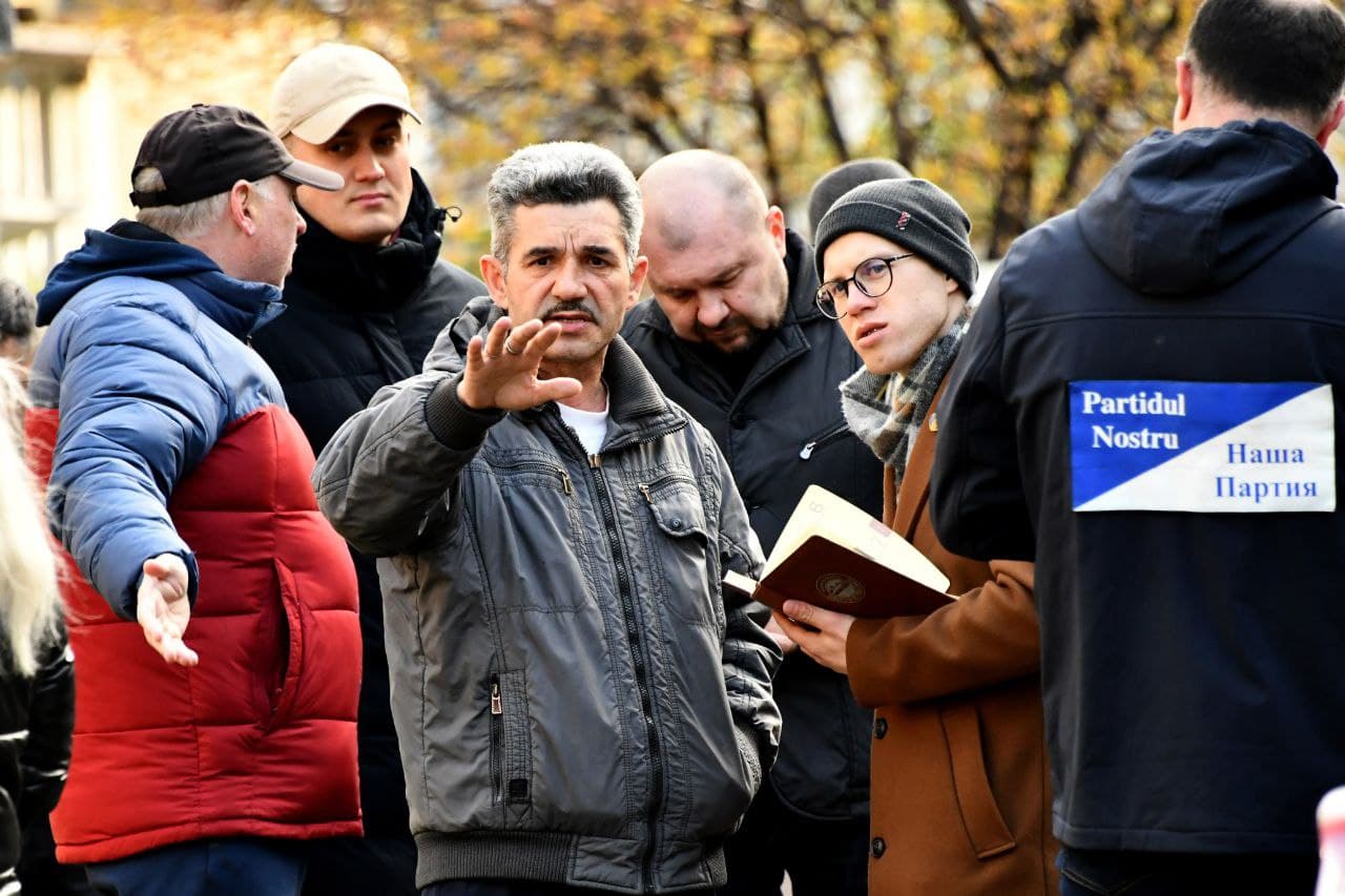Echipa Partidului Nostru și primarul de Bălți, Alexandr Petkov, au discutat cu locuitorii cartierului „Rândunica” despre reparația străzilor și planurile de dezvoltare a orașului (4)