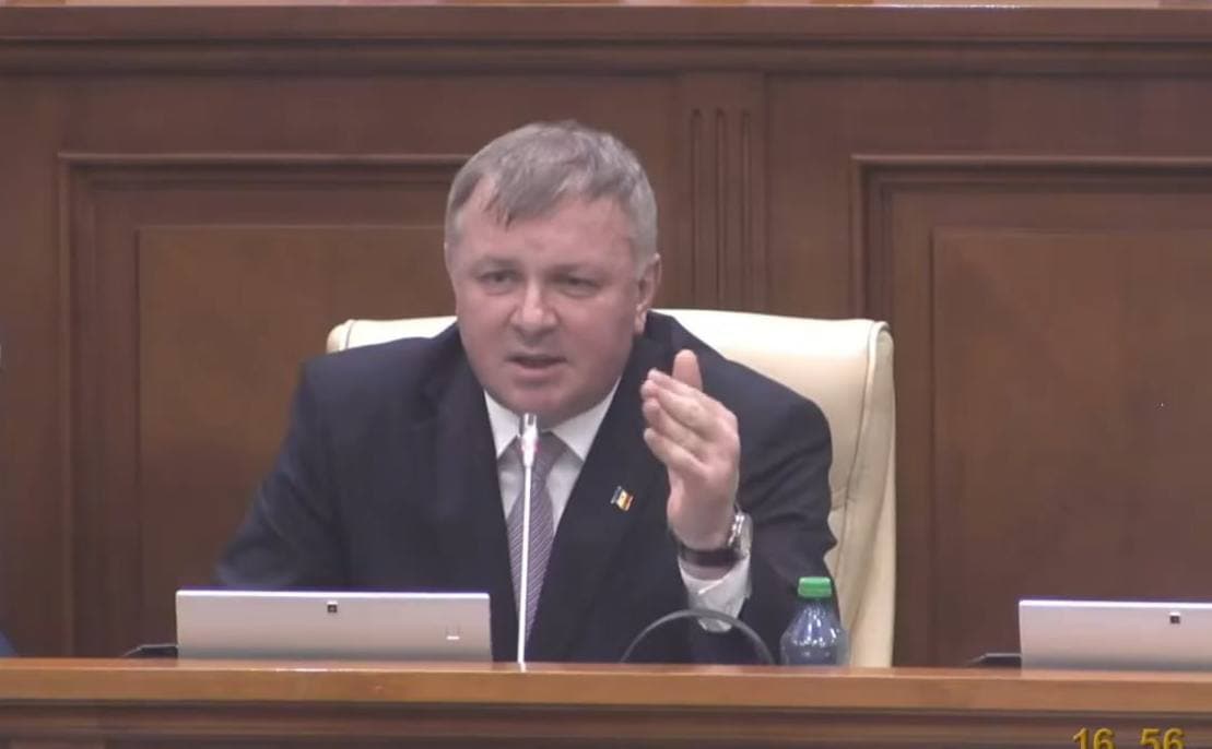 Constantin Cuiumju către ministrul Energiei: Ați venit în Parlament nepregătit. Consultați-vă cu adjuncta dvs., care primește în Consiliul de Observatori al Moldovagaz un onorariu de 150 de mii de lei pe lună!
