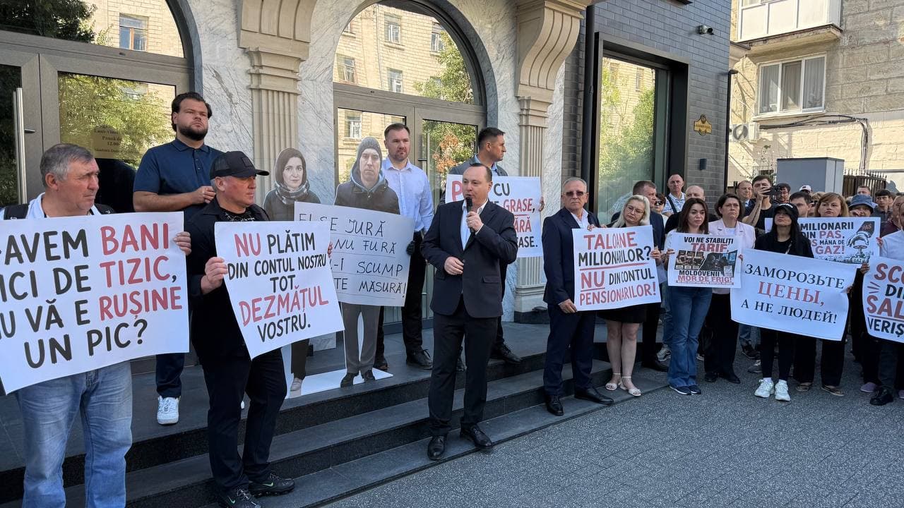 (FOTO/VIDEO) Constantin Cuiumju: „În România gazul este aproape de două ori mai ieftin decât vor să-l facă în Moldova”. Deputații Partidului Nostru au protestat în fața ANRE (4)