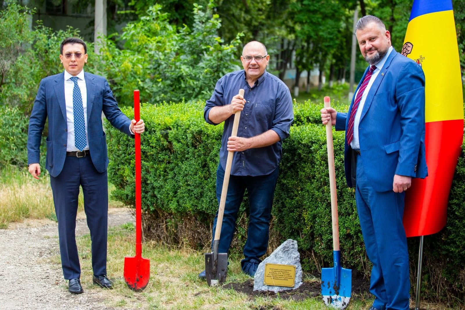 La Bălți, cu sprijinul Ambasadei Kazahstanului, va apărea un nou scuar. Primarul din partea Partidului Nostru, Alexandr Petkov: proiectele de amenajare vor fi realizate în tot orașul. (5)