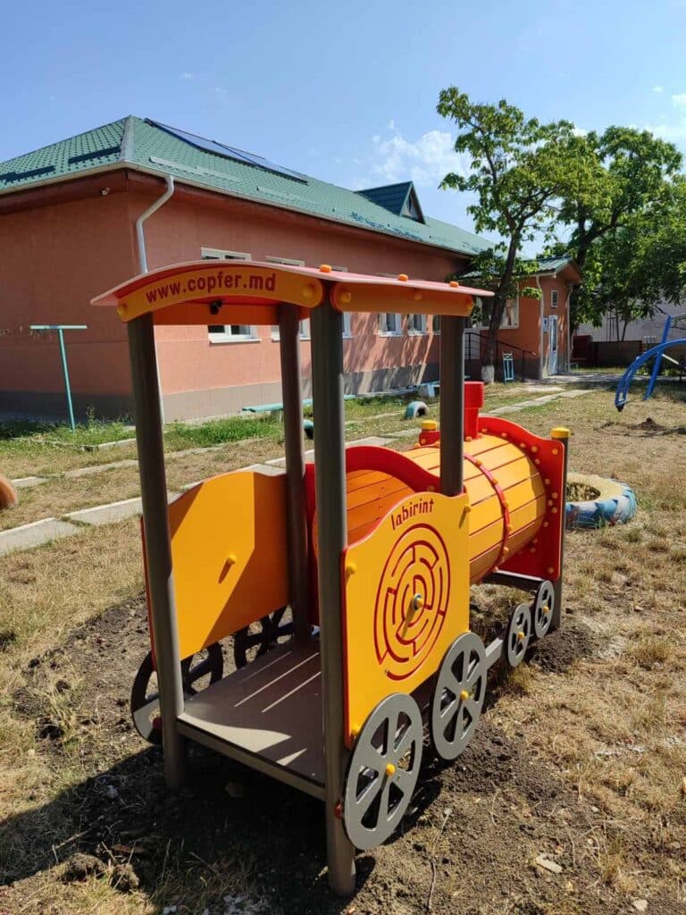 Renato Usatîi continuă investițiile în infrastructura sătească: Un teren de joacă modern a fost inaugurat la Fundurii Vechi, Glodeni (6)