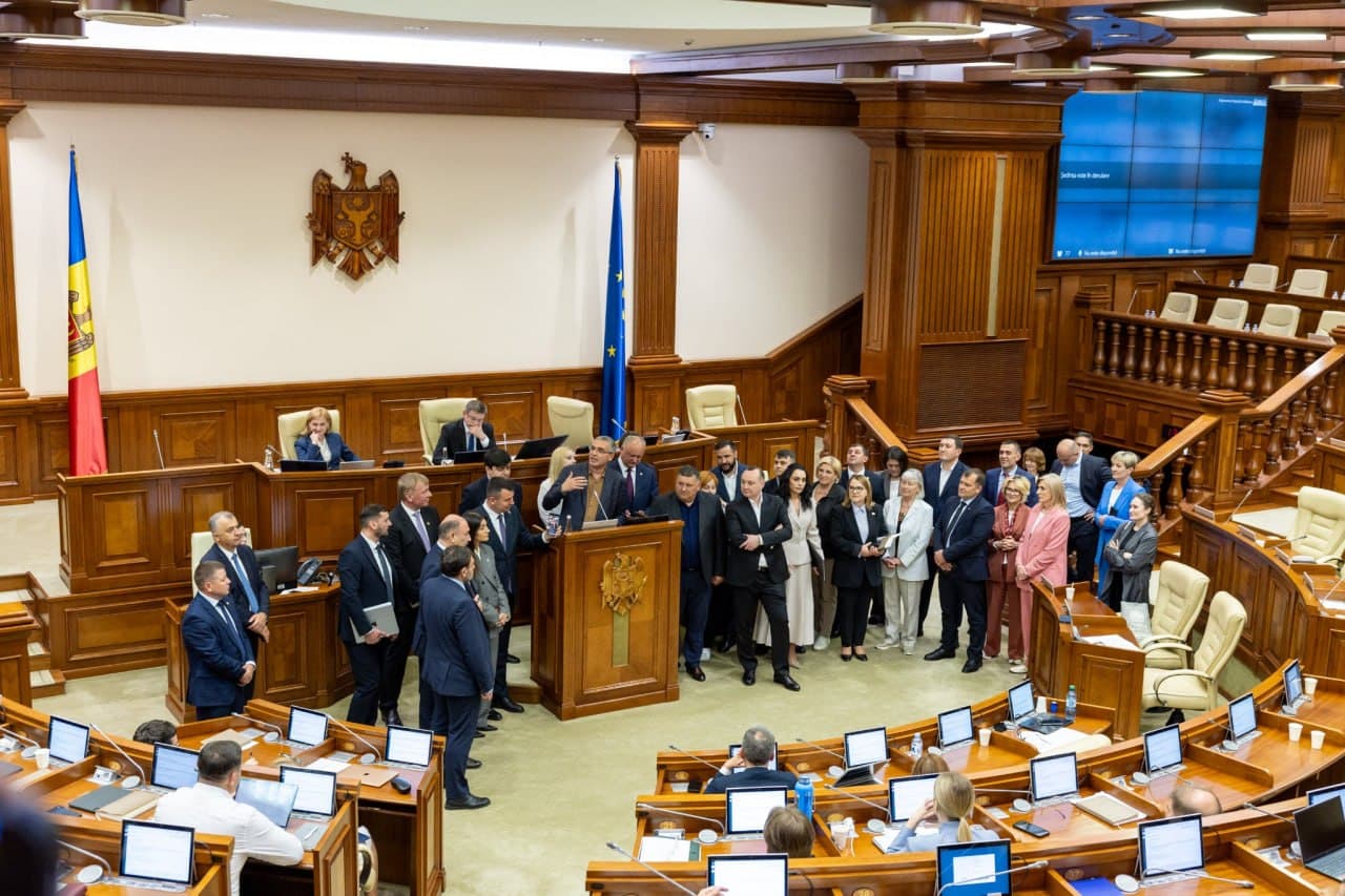 Împreună cu toți deputații din opoziție, Renato Usatîi a cerut mai mult respect și mai puține restricții în Parlament: „Сetățenii așteaptă soluții și rezultate, nu microfoane închise și scandaluri!”
