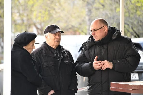 Echipa Partidului Nostru și primarul de Bălți, Alexandr Petkov, au discutat cu locuitorii cartierului „Rândunica” despre reparația străzilor și planurile de dezvoltare a orașului (2)