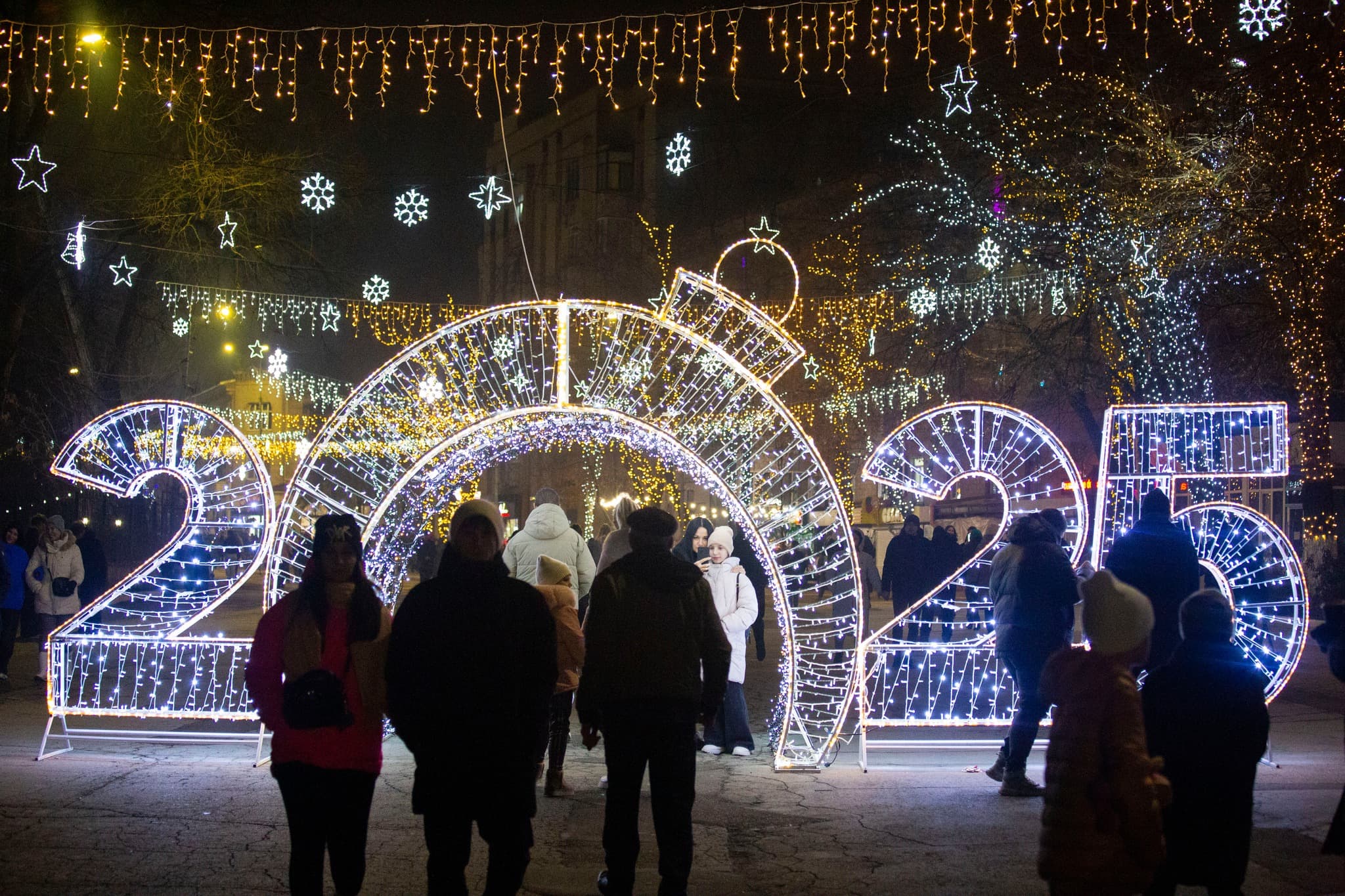 Renato Usatîi a făcut un nou cadou municipiului Bălți – Pomul de Crăciun, iluminatul festiv și decorațiuni (11)