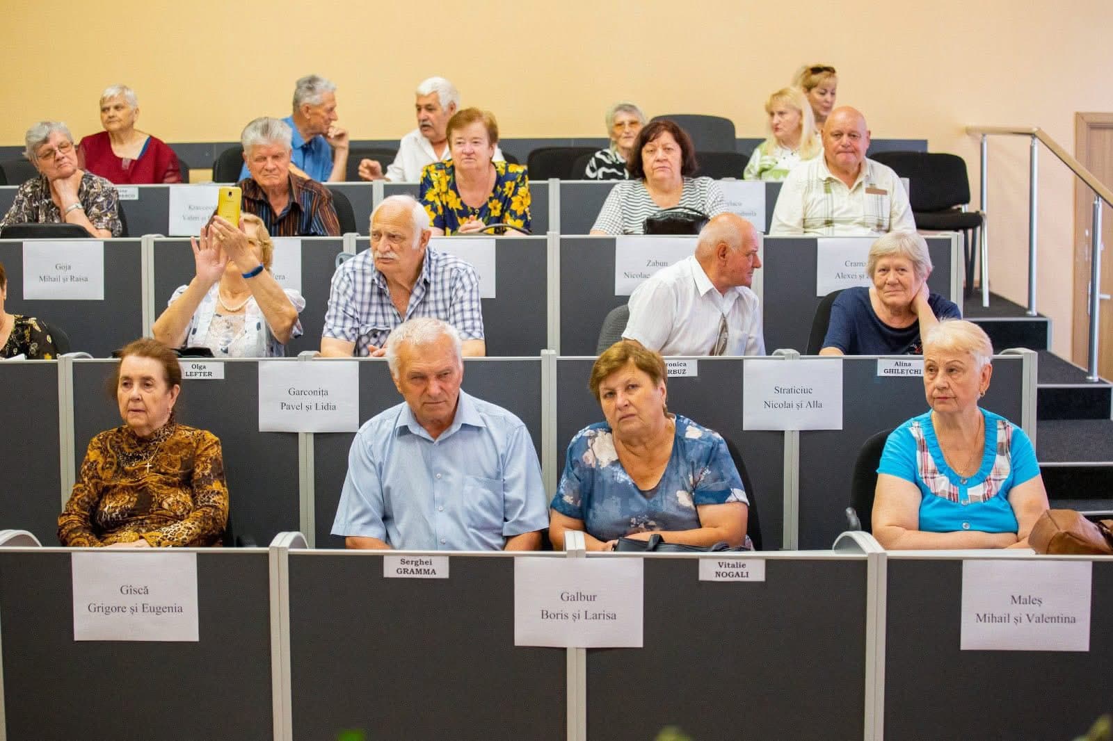 În Bălți au fost omagiate cuplurile care au aniversat 50 și 60 de ani de căsnicie. Primarul din partea Partidului Nostru, Alexandr Petkov: Vă mulțumim pentru exemplul care inspiră! (7)