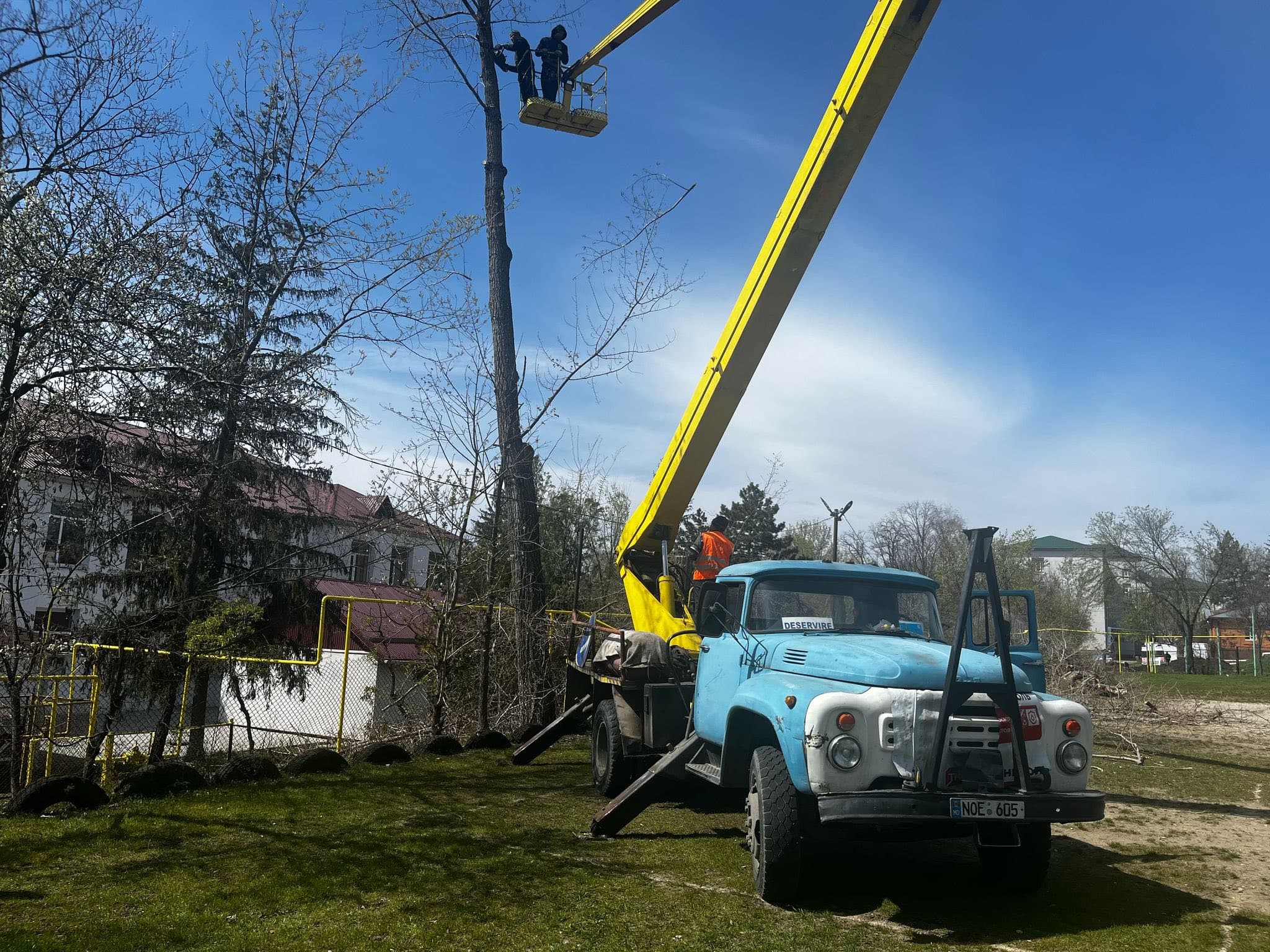 Orașul Rîșcani, transformat într-un vast șantier: drumuri în reparație, trotuare și spații verzi în reamenajare (3)
