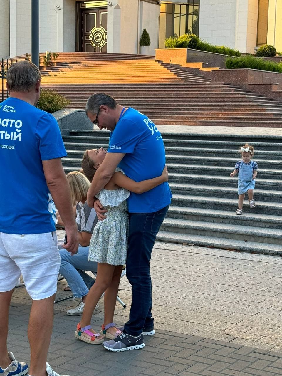 Renato Usatîi a dat start colectării semnăturilor chiar în fața Președinției – unde va fi viitorul său loc de muncă în calitate de președinte al țării  (4)