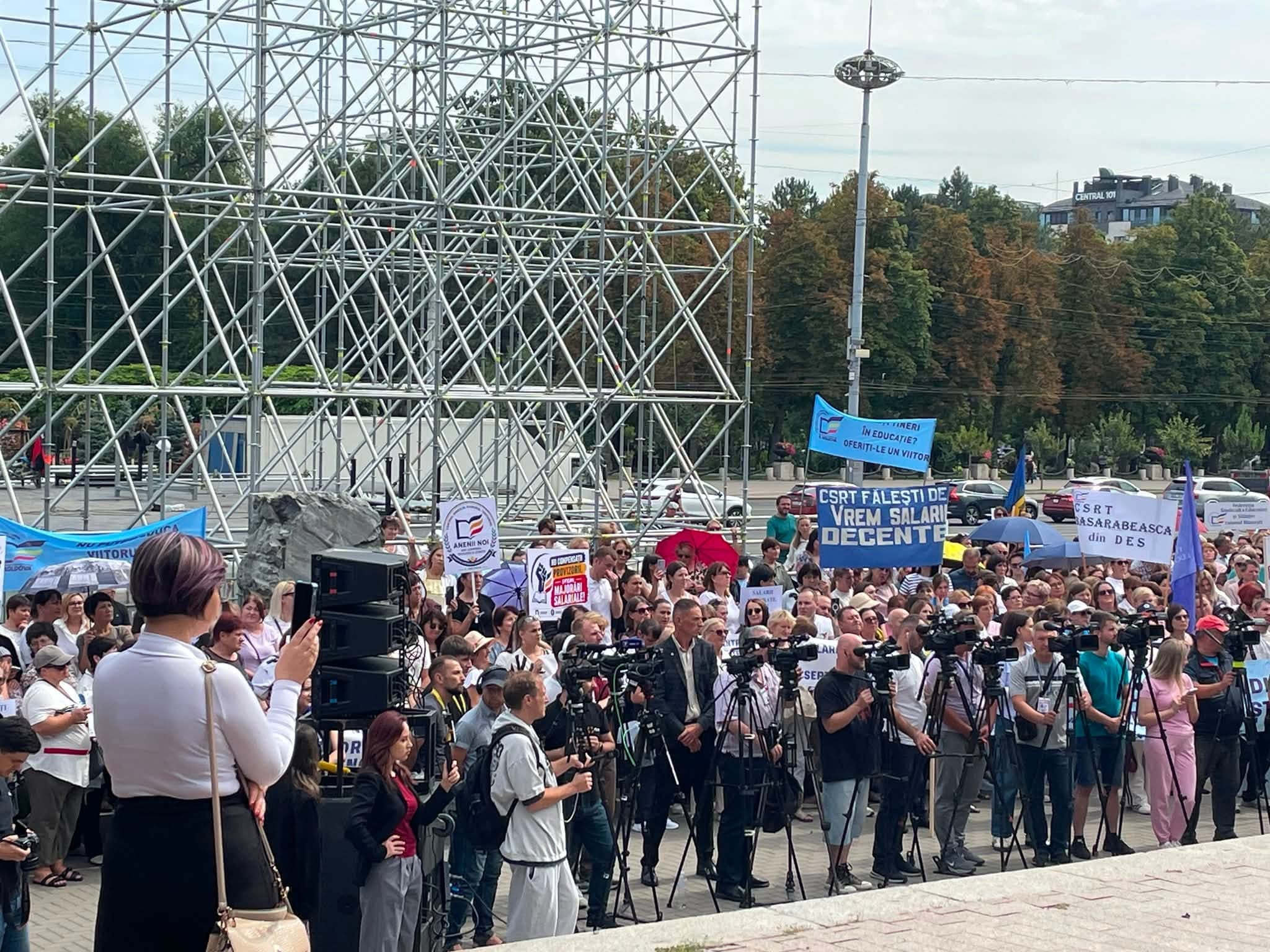 Deputatul Partidului Nostru, Nicolae Margarint, la protestul sindicatelor din educație: „Profesorii merită salarii decente și condiții mai bune de lucru” (1)
