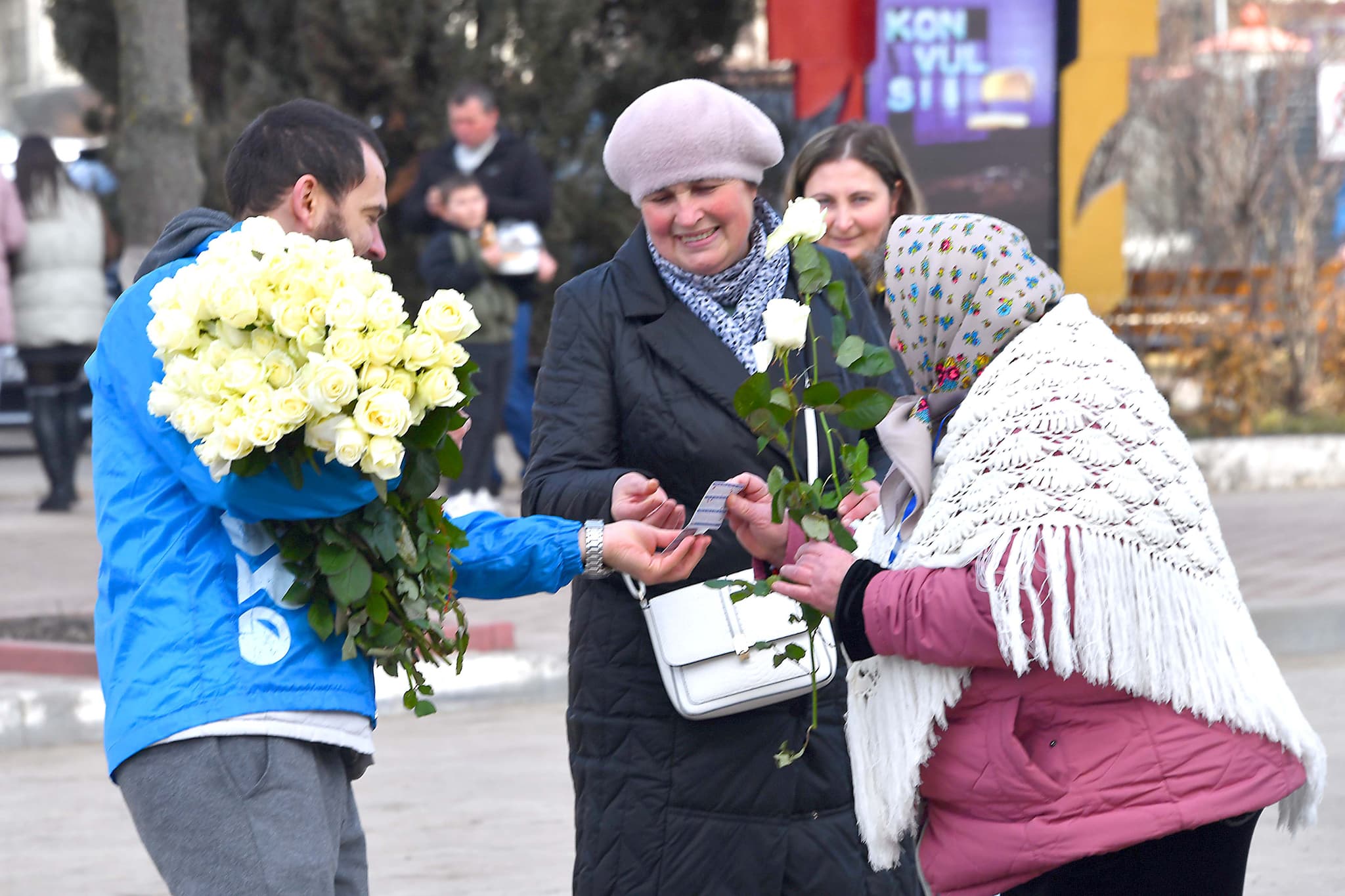 Bărbații Partidului Nostru au felicitat femeile de 8 Martie în toată țara. Renato Usatîi: „Voi sunteți lumina și echilibrul vieților noastre, vă mulțumim!” (18)