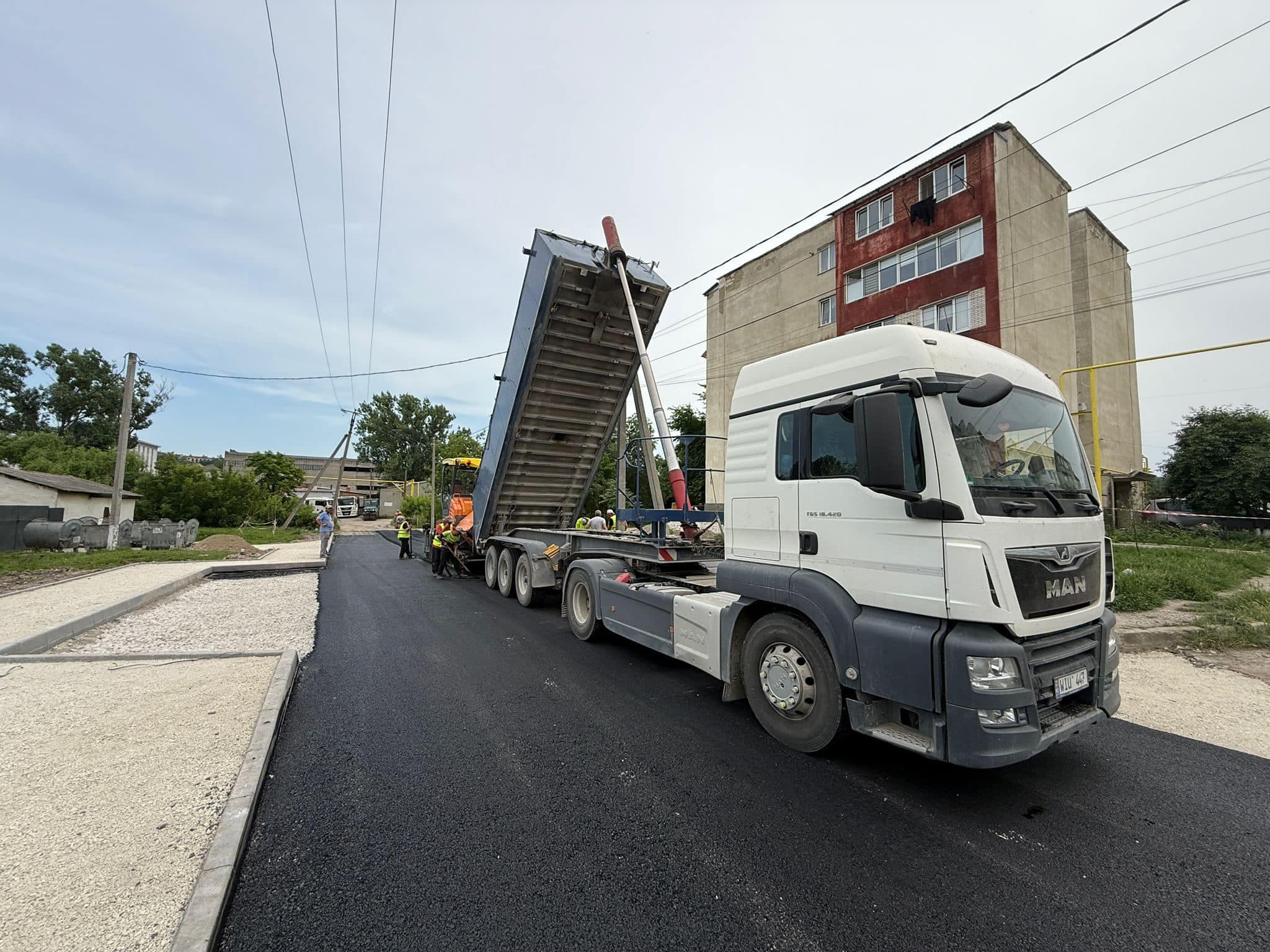 La Bălți se apropie de final reparația unui nou tronson important de drum (4)