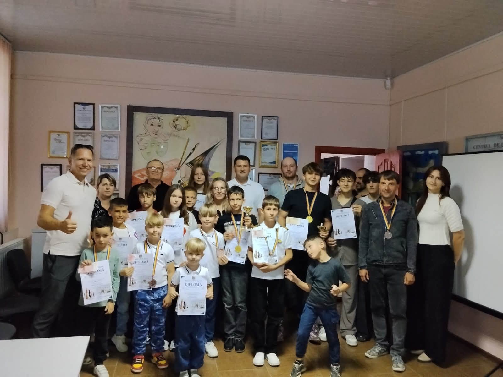 Deputații și primarii Partidului Nostru au marcat Hramul la Rîșcani alături de Victor Bogatico și comunitate, într-o zi de sărbătoare cu evenimente sportive, artistice și inaugurarea unei noi biserici de lemn (5)