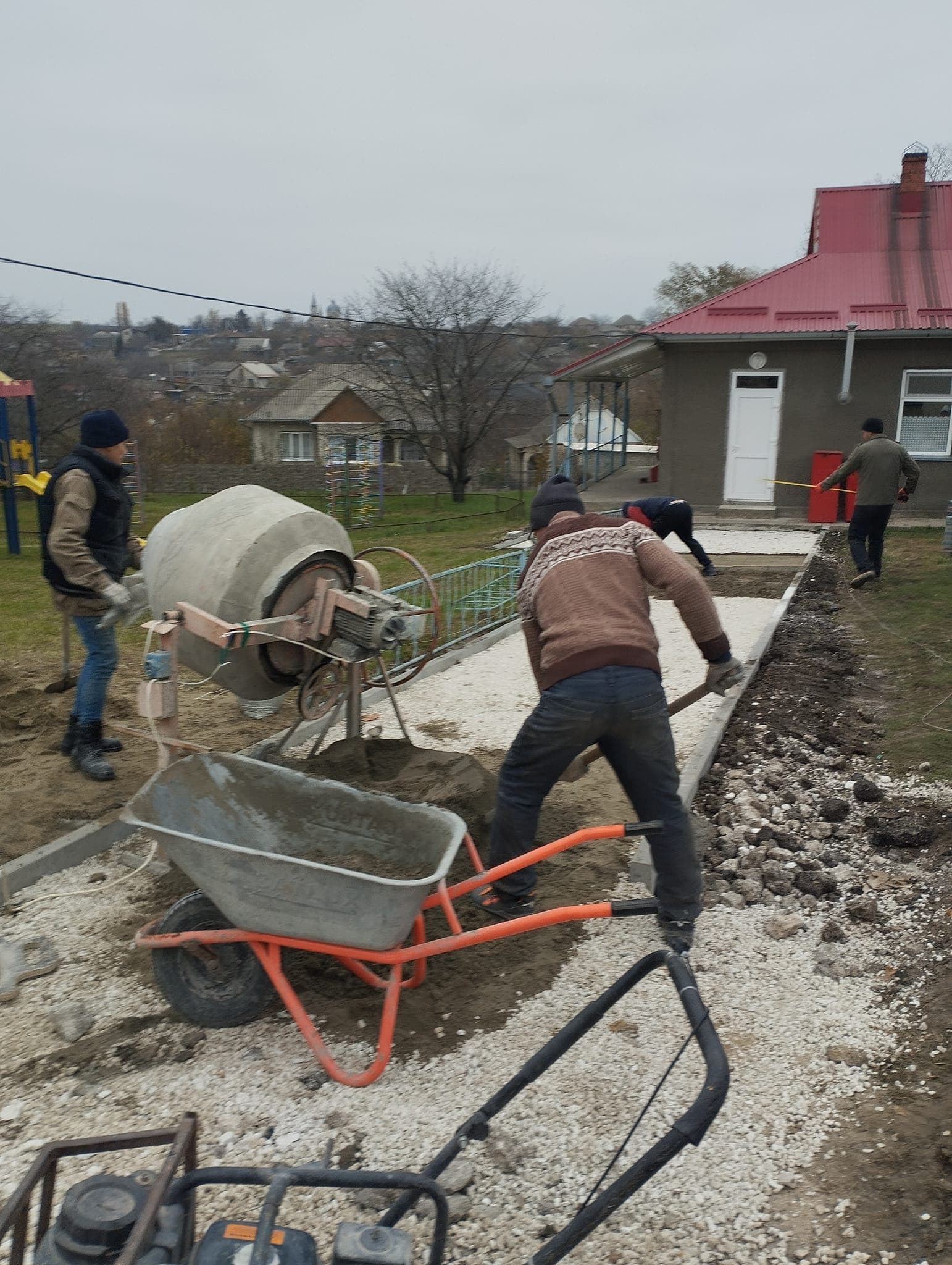 Pavaj nou la grădiniță și la Centrul cultural, iluminat modern pe străzile din comuna Călugăr, raionul Fălești. (3)