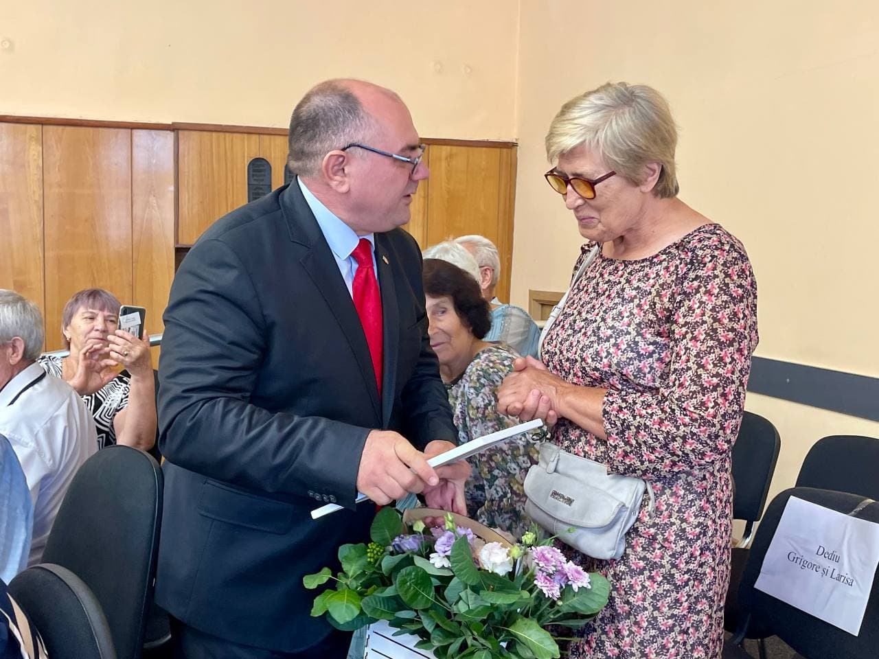(FOTO) Primarul municipiului Bălți, Alexandr Petkov, a felicitat cuplurile care au sărbătorit 50 și 60 de ani de căsnicie (11)