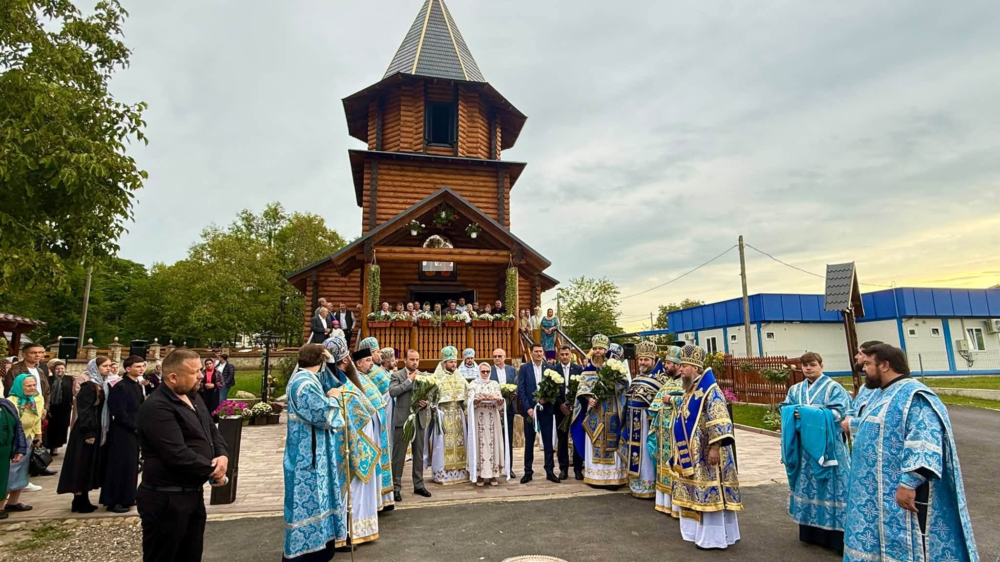 Deputații și primarii Partidului Nostru au marcat Hramul la Rîșcani alături de Victor Bogatico și comunitate, într-o zi de sărbătoare cu evenimente sportive, artistice și inaugurarea unei noi biserici de lemn (6)