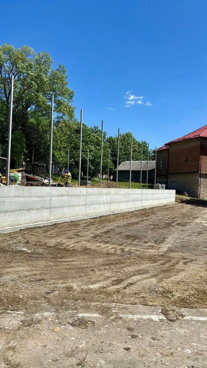 La Rîșcani se construiește un stadion multifuncțional. Primarul Victor Bogatico, Partidul Nostru: Tinerii trebuie să aibă posibilitatea să practice sport (2)