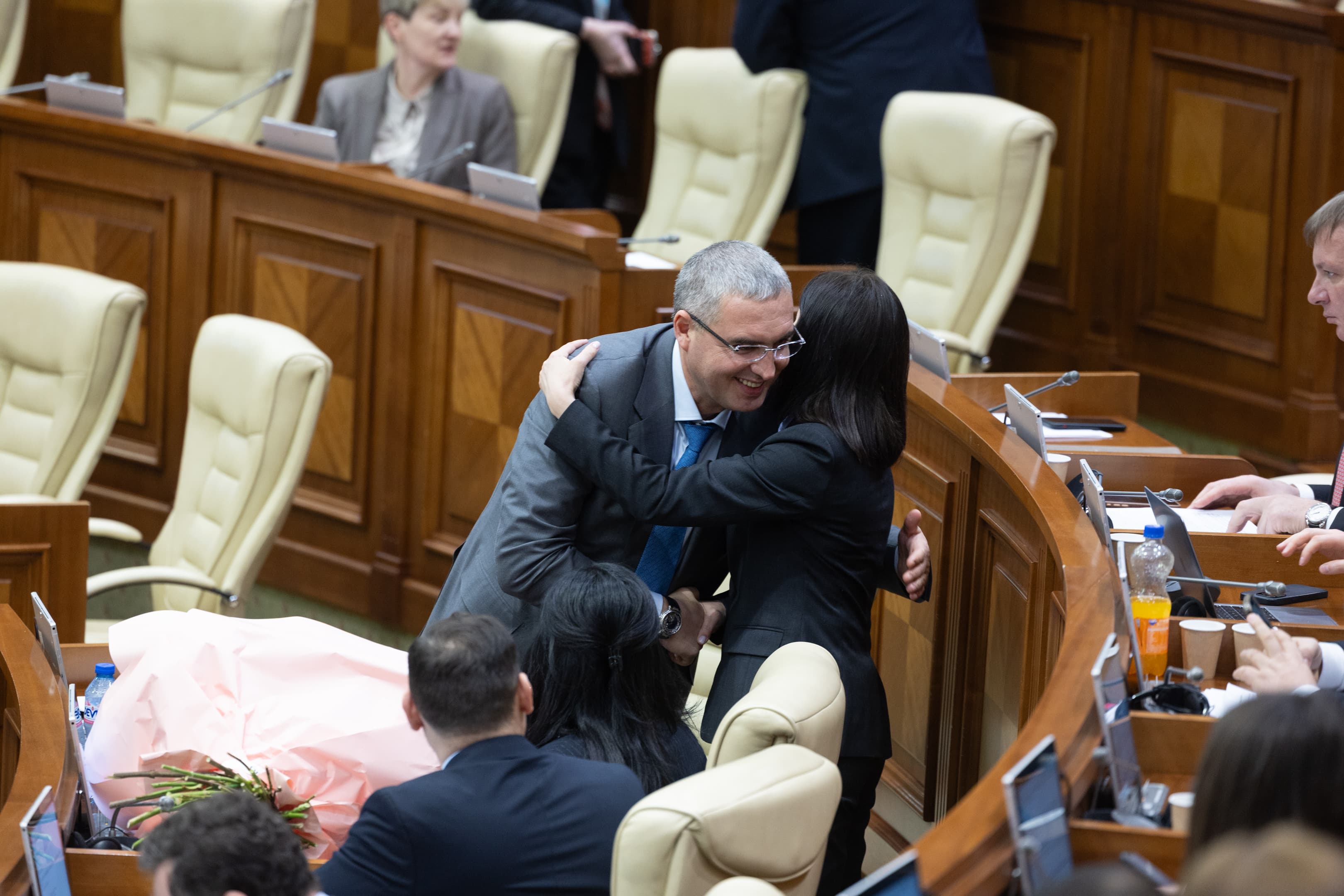 (FOTO/VIDEO) Un gest discret și plin de respect din partea lui Renato Usatîi (6)