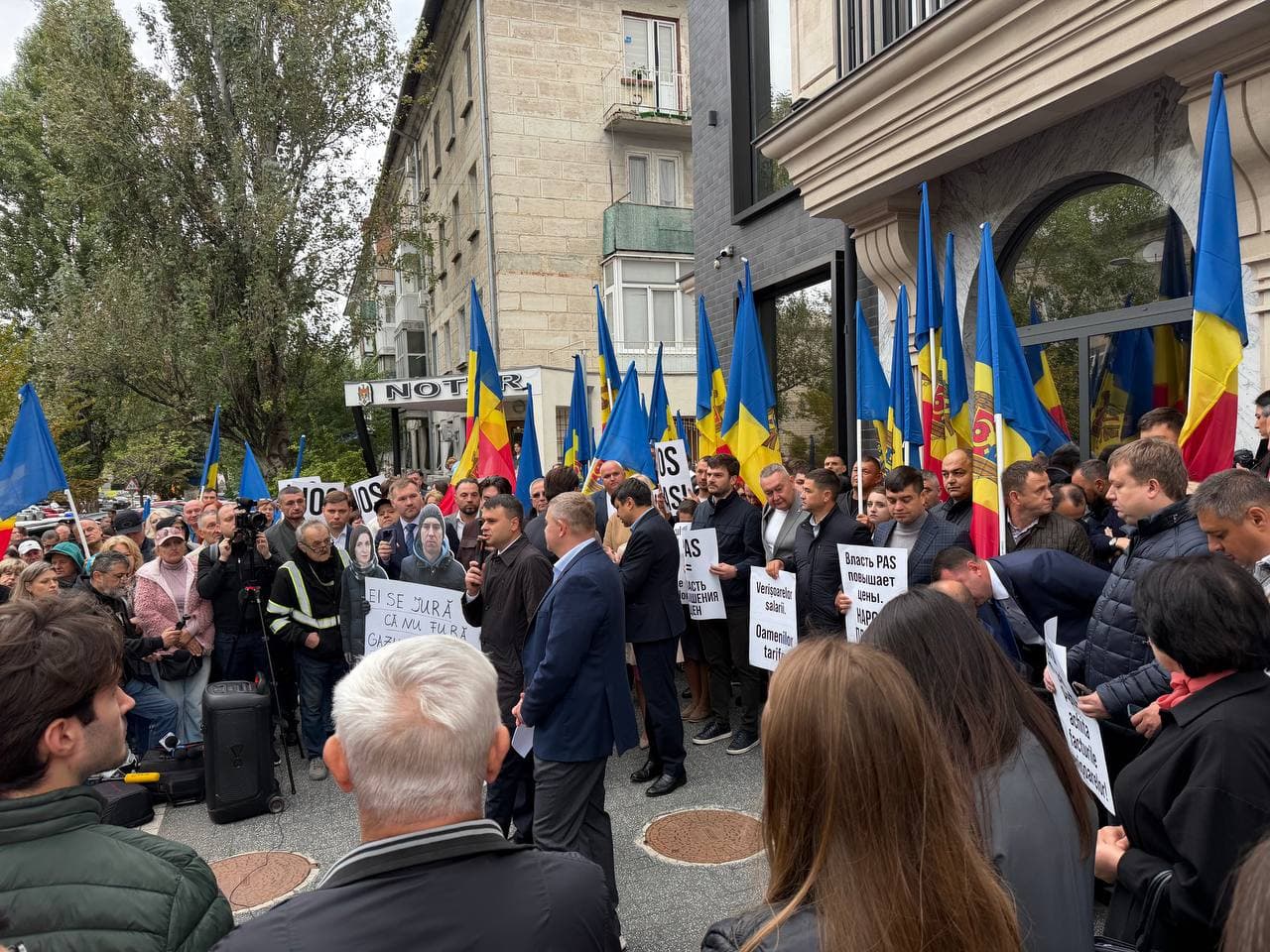 La protestul împotriva creșterii tarifelor, Fracțiunea Partidului Nostru cere demisia directorului Energocom și un audit al strategiei de achiziții (2)
